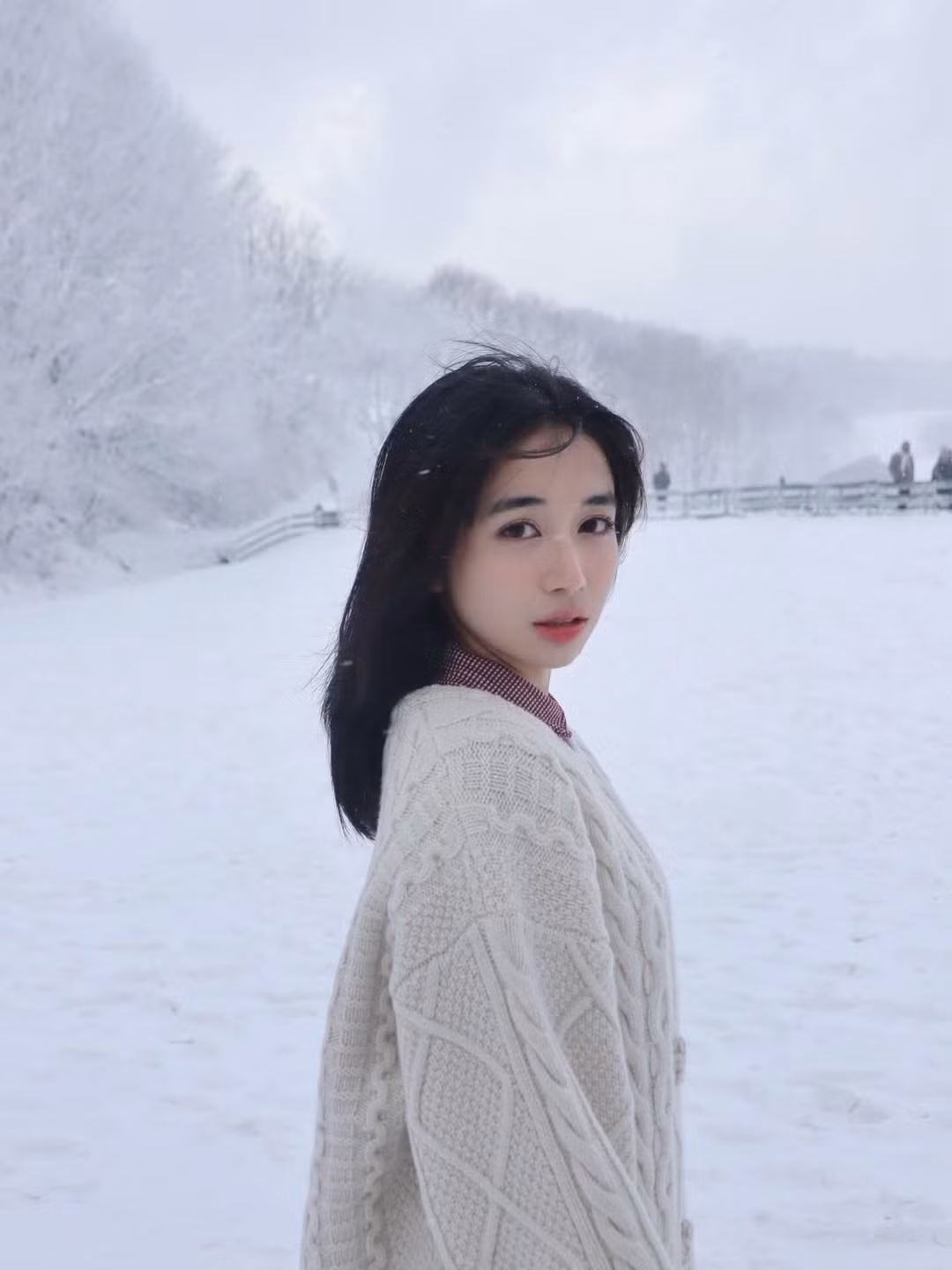 Mới đây, "nàng thơ" của cộng đồng mạng - Đoàn Triệu Diệu Anh lại một lần nữa trở thành tâm điểm chú ý khi tung ra bộ ảnh dạo chơi dưới làn tuyết trắng. Ngay sau khi đăng tải, những khung hình đậm chất điện ảnh này đã nhanh chóng nhận về hàng nghìn lượt tương tác và mưa lời khen từ người hâm mộ. (Ảnh: IGNV)