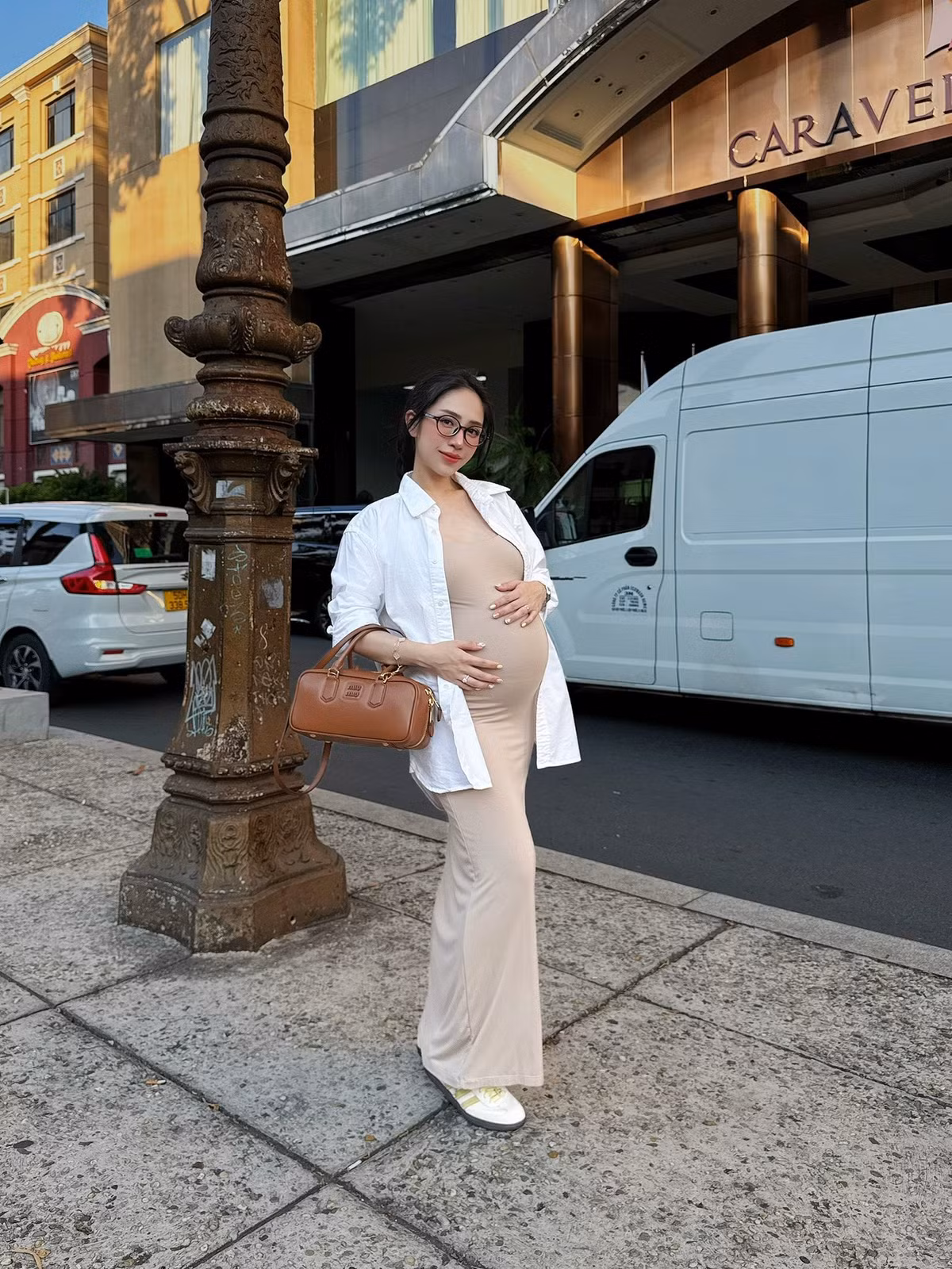 Tiểu thư nhà đại gia Minh Nhựa cũng liên tục được khen là càng đẻ càng trẻ, so với lần đầu mang thai thì lần thứ 4 này nhan sắc Joyce Phạm càng rạng rỡ tươi tắn hơn, không có chút mệt mỏi nào. Nhiều mẹ bỉm còn "xin vía" Joyce Phạm để mang bầu cũng xinh đẹp như bà mẹ 4 con.