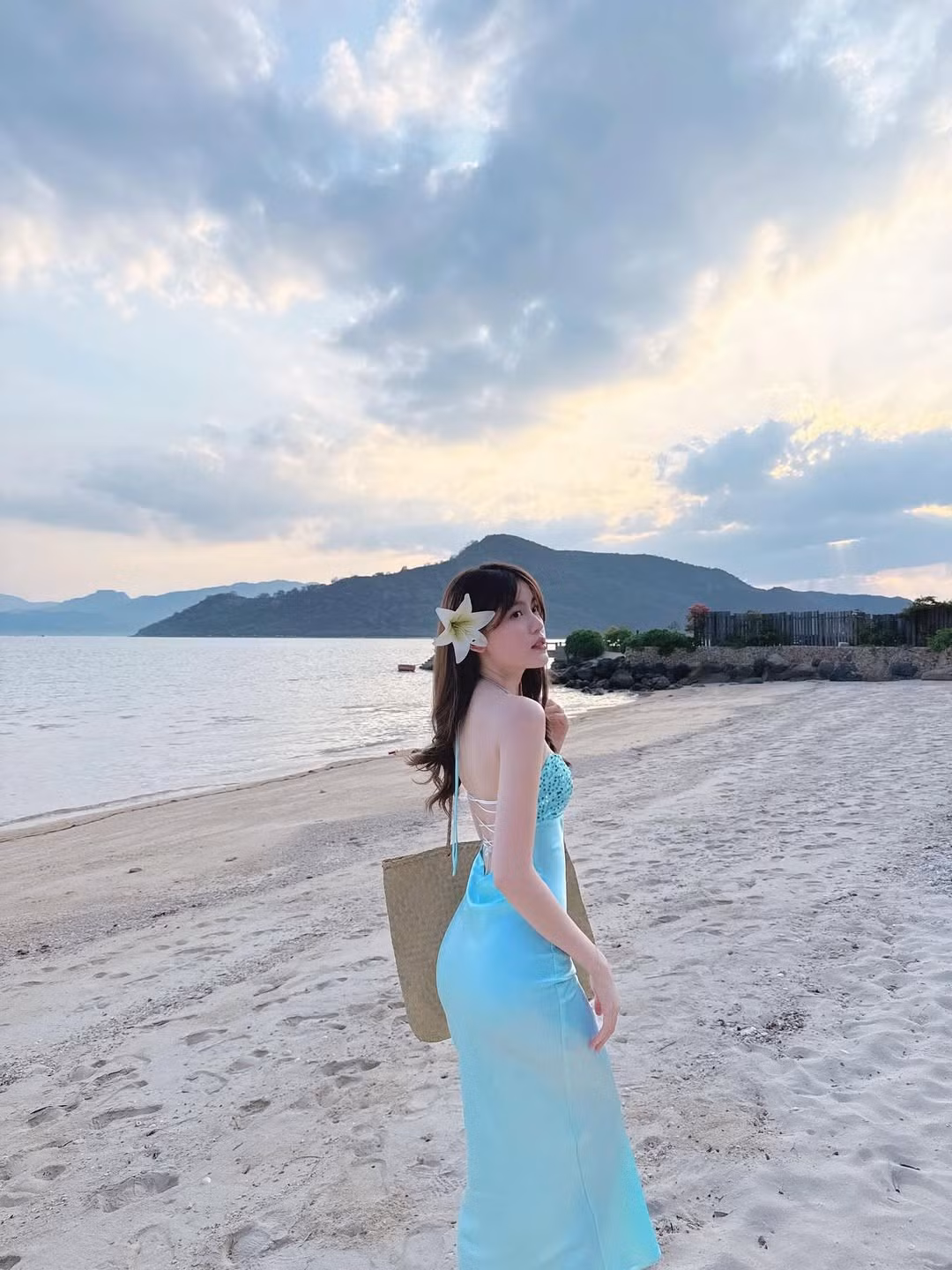 Những ngày hè rực nắng là dịp để các tín đồ thời trang thỏa sức khoe dáng với những bộ cánh đi biển sành điệu. Hè năm nay, "bạn gái của HIEUTHUHAI" - hot girl Tăng Mỹ Hàn khiến netizen xao xuyến khi chia sẻ loạt ảnh du lịch, khoe trọn vóc dáng nóng bỏng và gu thời trang tinh tế, đặc biệt là đôi chân dài miên man "cực phẩm". (Ảnh: IGNV)