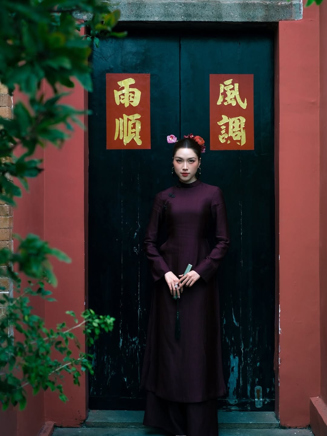 Điểm nhấn của bộ trang phục nằm ở những họa tiết nút bấm truyền thống và form dáng cổ điển, gợi nhớ về vẻ đẹp của những người phụ nữ Sài Gòn xưa. (Ảnh: IGNV)