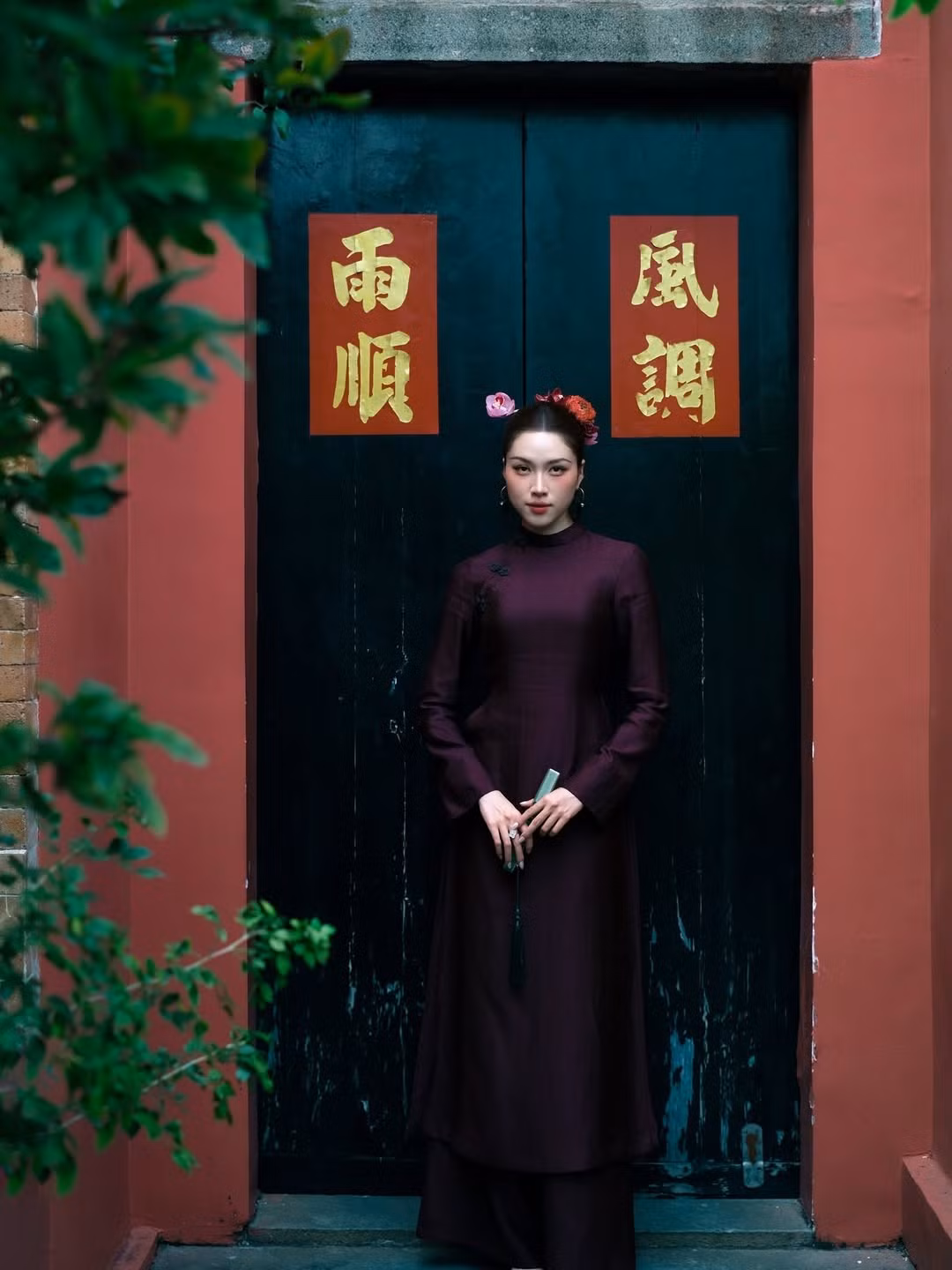 Điểm nhấn của bộ trang phục nằm ở những họa tiết nút bấm truyền thống và form dáng cổ điển, gợi nhớ về vẻ đẹp của những người phụ nữ Sài Gòn xưa. (Ảnh: IGNV)