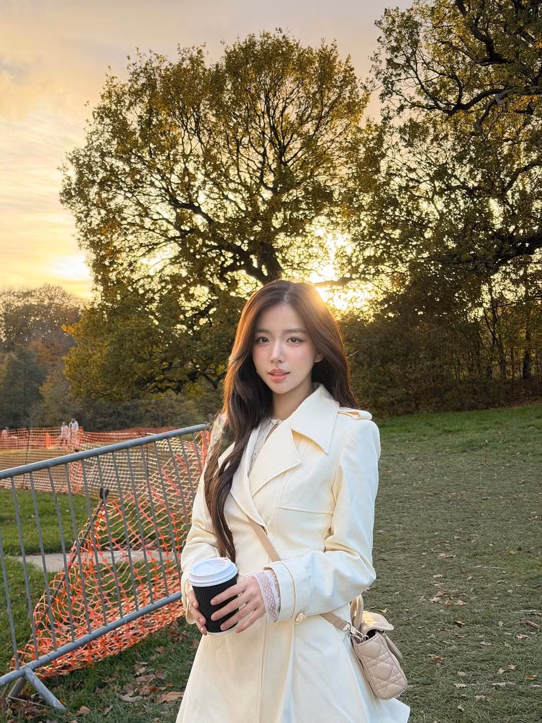 Cô thường xuyên chia sẻ về phong cách sống, thời trang, và làm đẹp, đồng thời hợp tác với nhiều nhãn hàng. (Ảnh: IGNV)