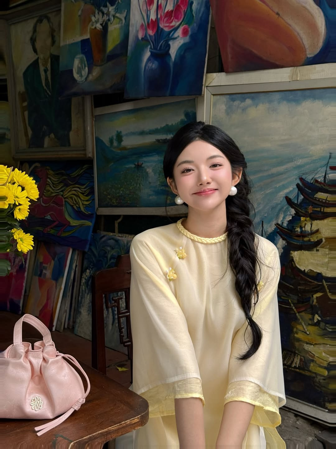 Trong bộ ảnh, Quỳnh Trương khéo léo lựa chọn tà áo dài cách tân nhẹ nhàng với gam màu vàng nhạt thanh nhã. (Ảnh: IGNV)