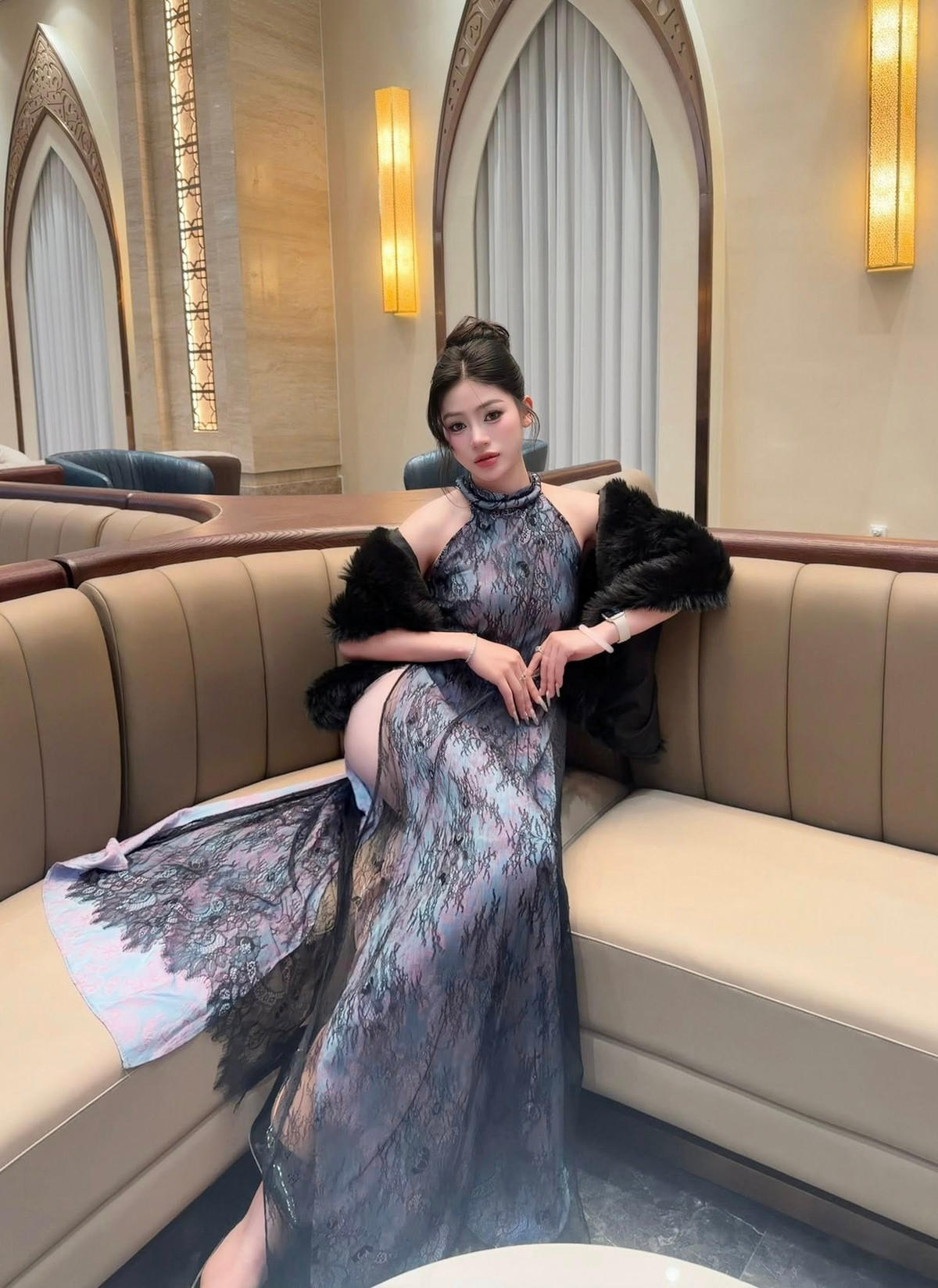 Do lựa chọn tông màu hồng nude (màu da) cực kỳ tiệp với sắc tố da thật, cộng với góc chụp và độ bóng của chất liệu vải, chiếc quần đã tạo ra một ảo giác thị giác mạnh mẽ. (Ảnh: FBNV)