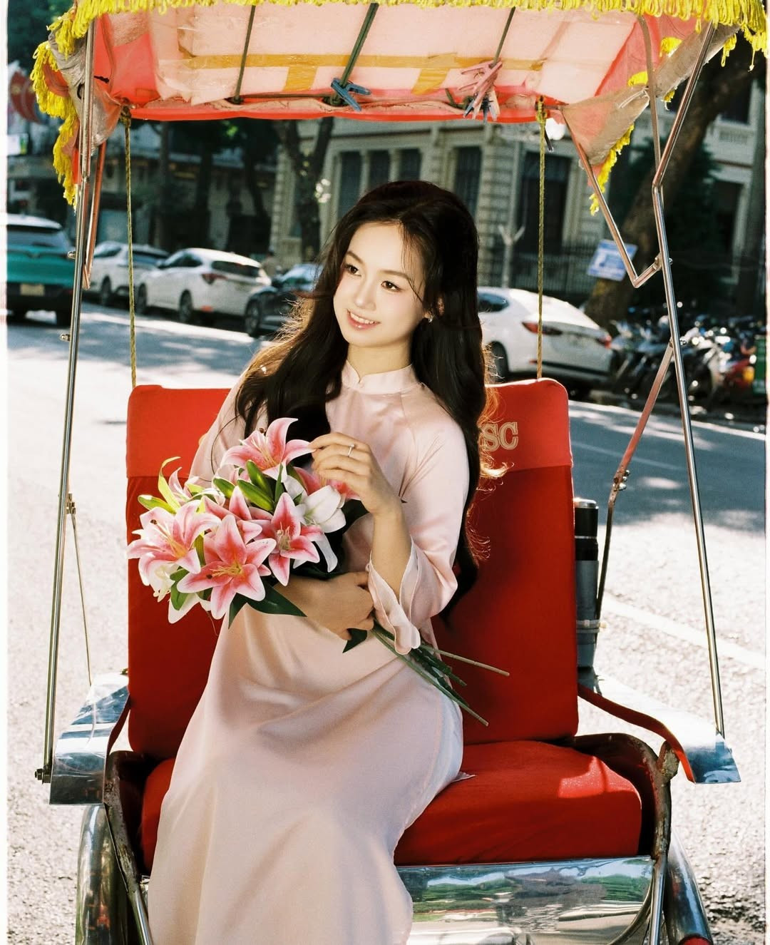 Mái tóc đen dài bồng bềnh, cùng lối trang điểm tự nhiên, trong trẻo càng khiến cô được ví như những nhân vật nữ chính bước ra từ tiểu thuyết. (Ảnh: IGNV)