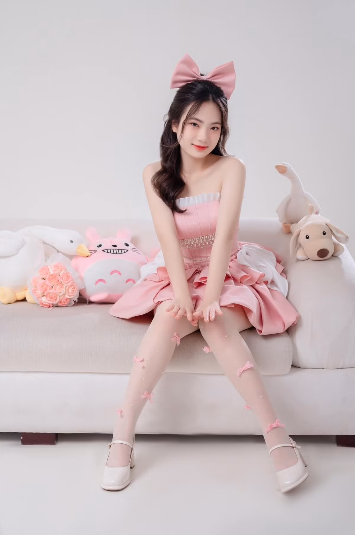 Khi tạm rời xa thao trường, Phương Ngân trở lại với hình ảnh một cô gái duyên dáng trong tà áo dài thướt tha hay ngọt ngào, đáng yêu trong chiếc váy công chúa. (Ảnh: FB Phuong Ngan)