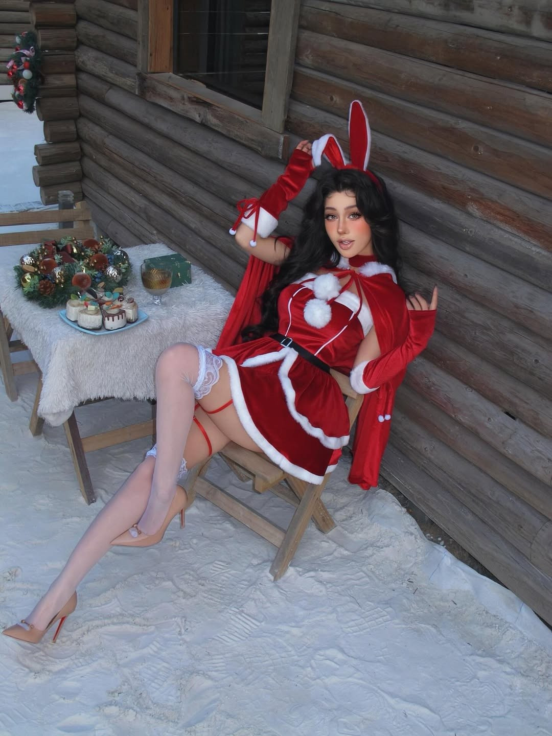 Cô nàng diện chiếc váy đỏ nhung viền lông trắng siêu ngắn, kết hợp cùng đôi tai thỏ đặc trưng và đôi tất trắng cao quá đầu gối có điểm xuyết ren điệu đà. (Ảnh: IGNV)