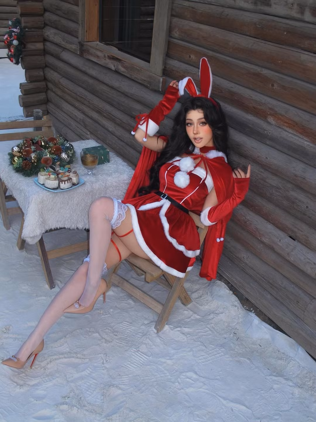 Cô nàng diện chiếc váy đỏ nhung viền lông trắng siêu ngắn, kết hợp cùng đôi tai thỏ đặc trưng và đôi tất trắng cao quá đầu gối có điểm xuyết ren điệu đà. (Ảnh: IGNV)