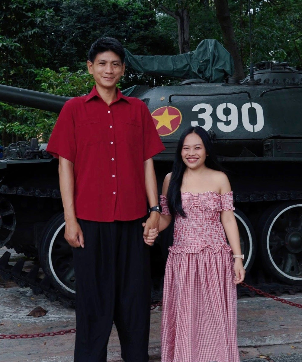 Ngày đi chụp ảnh cưới, thay vì chỉ đứng trên ghế như các cô dâu khác, Bảo Ngọc phải đứng lên cả cái bàn để có thể tương xứng chiều cao với chú rể