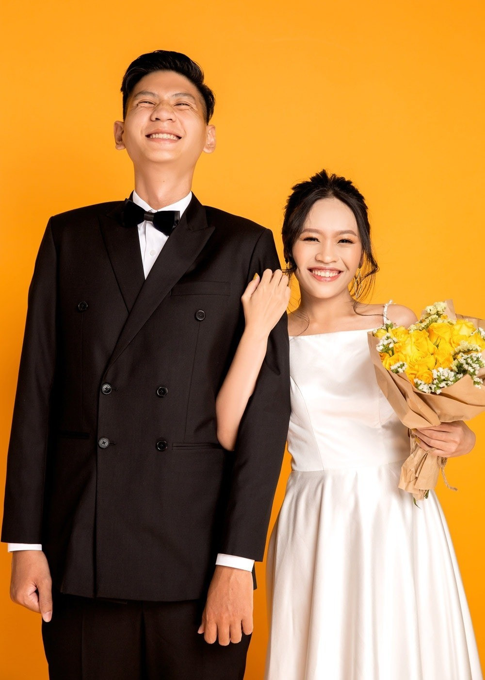 Sau khi kết hôn, sự chênh lệch chiều cao của họ cũng tạo nên nhiều tình huống “dở khóc dở cười”. Mẹ Ngọc phải nới cửa cao hơn, xây riêng một nhà vệ sinh cao 3m dành cho con rể, còn nhà Hải thì phải khoan hạ vòi sen để phù hợp với nàng dâu nhỏ bé.