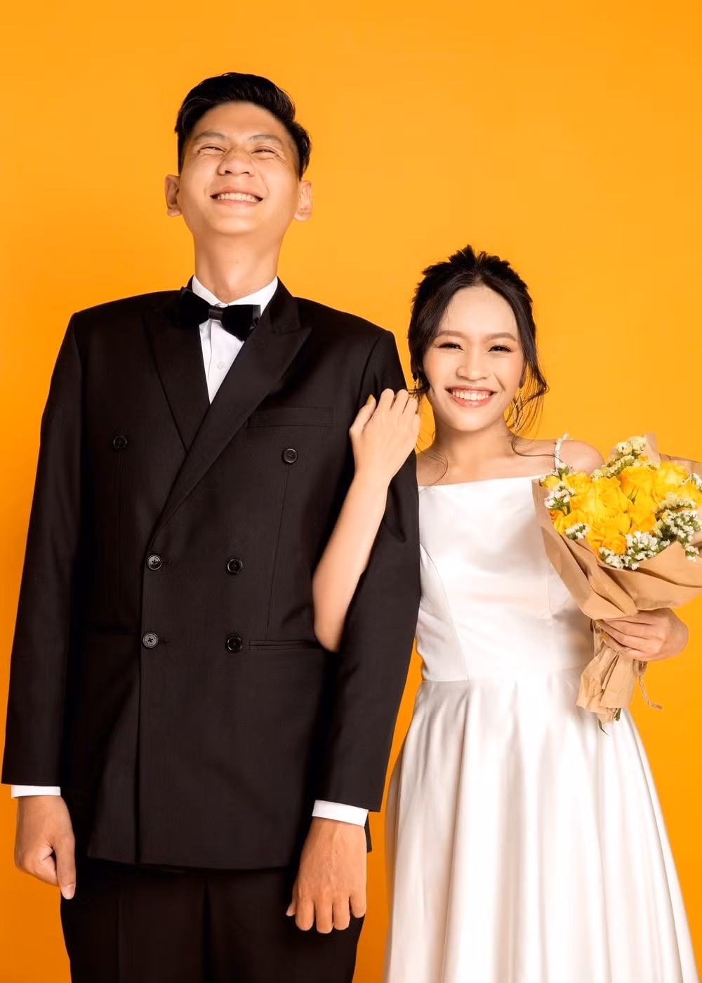 Sau khi kết hôn, sự chênh lệch chiều cao của họ cũng tạo nên nhiều tình huống “dở khóc dở cười”. Mẹ Ngọc phải nới cửa cao hơn, xây riêng một nhà vệ sinh cao 3m dành cho con rể, còn nhà Hải thì phải khoan hạ vòi sen để phù hợp với nàng dâu nhỏ bé.