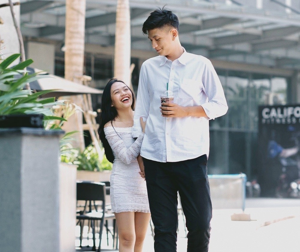 Mối tình của đôi bạn trẻ rất thuận lợi khi nhận được sự ủng hộ của gia đình cũng như bạn bè của cả hai bên. Thậm chí, người yêu cũ của Ngọc còn phụ trách luôn phần chụp ảnh cưới tặng cặp đôi.