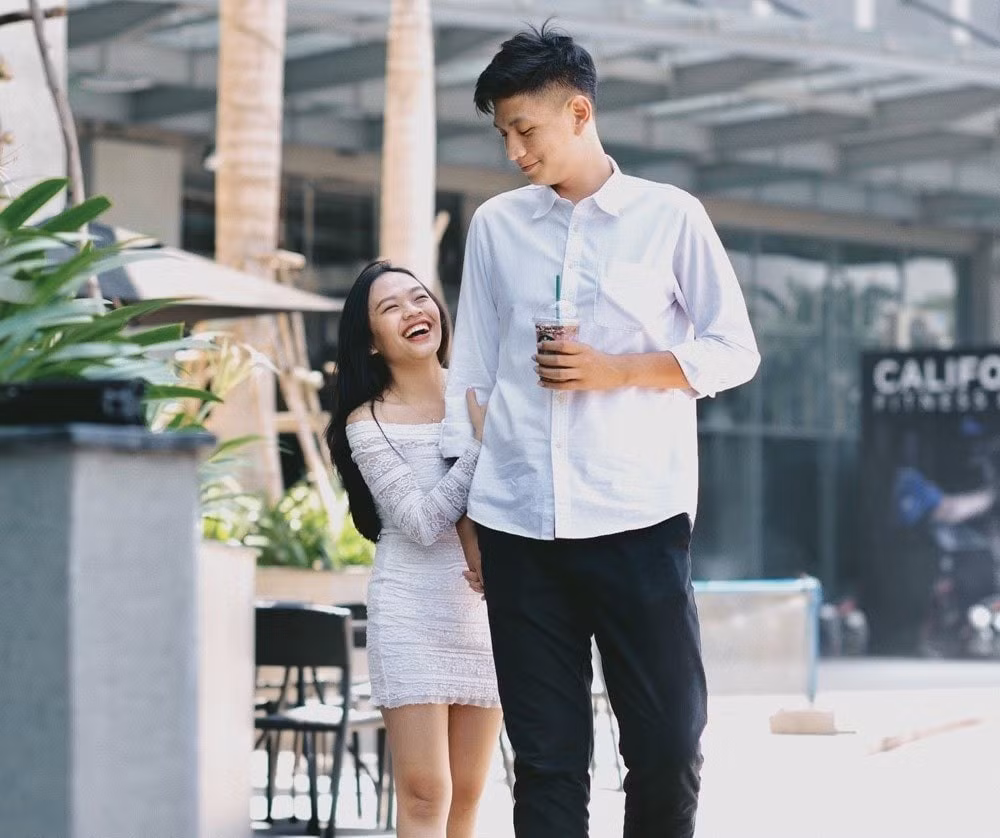 Mối tình của đôi bạn trẻ rất thuận lợi khi nhận được sự ủng hộ của gia đình cũng như bạn bè của cả hai bên. Thậm chí, người yêu cũ của Ngọc còn phụ trách luôn phần chụp ảnh cưới tặng cặp đôi.