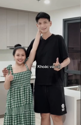 Những tình huống "khó đỡ" do chênh lệch chiều cao của cặp đôi khiến nhiều người phải bật cười. Ví dụ như Bảo Ngọc muốn đứng thẳng mà khoác vai Minh Hải là chuyện không thể.