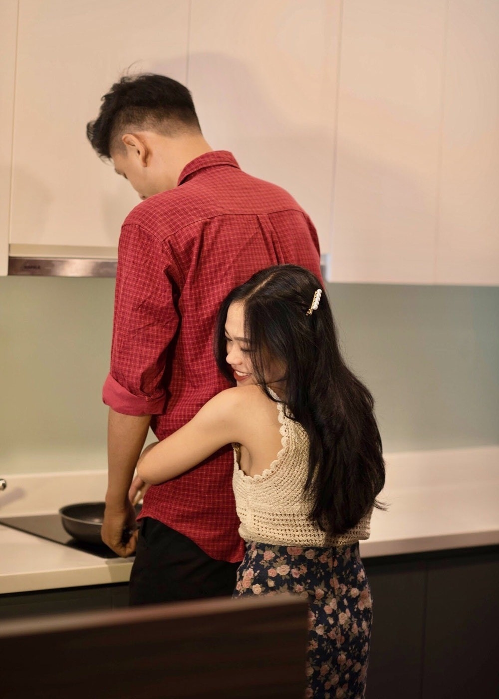 Bảo Ngọc và Minh Hải gặp nhau lần đầu vào năm 2017 tại một quán cà phê ở TPHCM. Chỉ với cái nhìn thoáng qua, Hải đã ấn tượng với nụ cười rạng rỡ, đôi mắt to tròn của Ngọc, còn Ngọc thì ngay lập tức trúng “tiếng sét tình yêu” với anh chàng có bóng lưng thẳng tắp nơi góc quán.