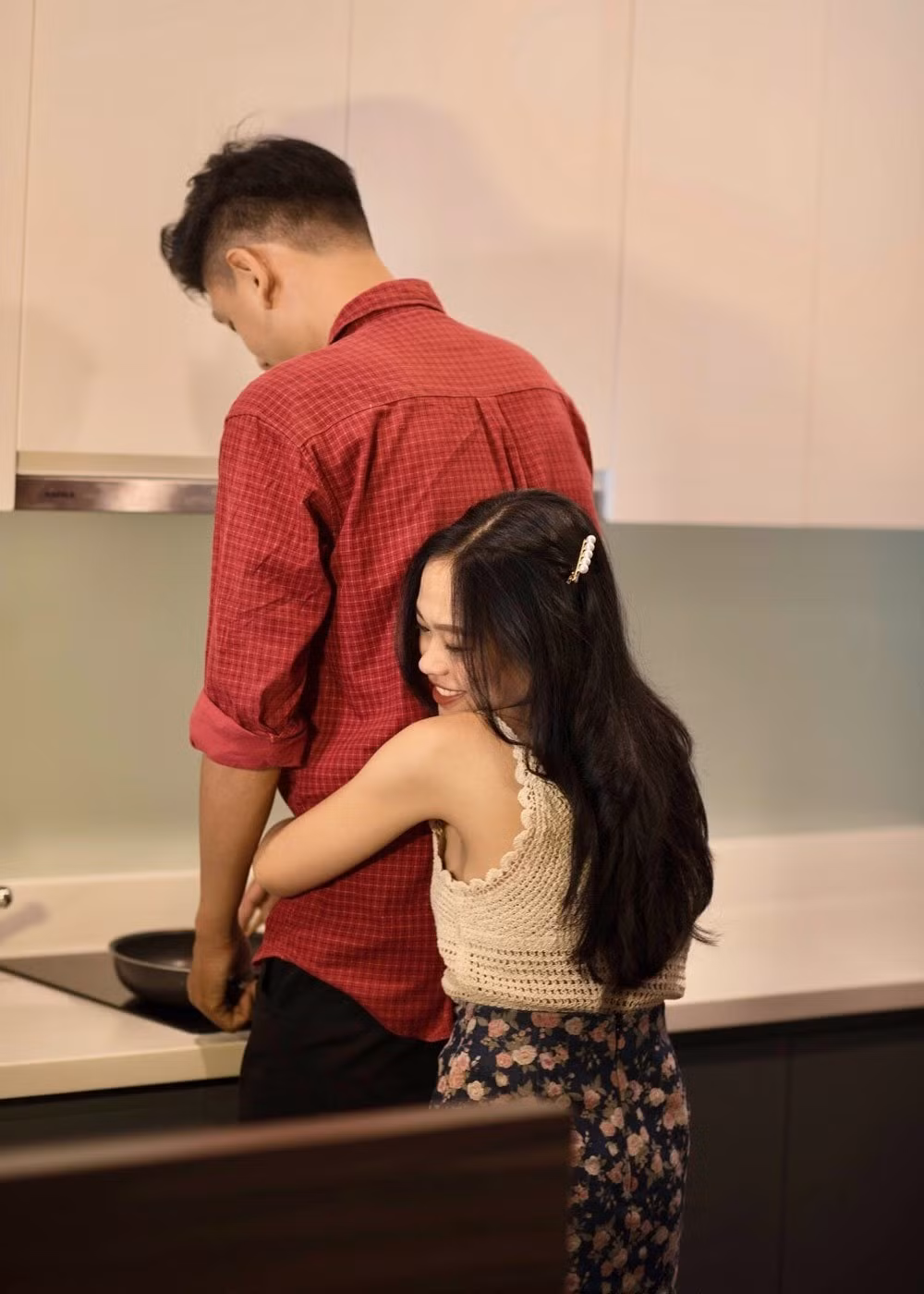 Bảo Ngọc và Minh Hải gặp nhau lần đầu vào năm 2017 tại một quán cà phê ở TPHCM. Chỉ với cái nhìn thoáng qua, Hải đã ấn tượng với nụ cười rạng rỡ, đôi mắt to tròn của Ngọc, còn Ngọc thì ngay lập tức trúng “tiếng sét tình yêu” với anh chàng có bóng lưng thẳng tắp nơi góc quán.