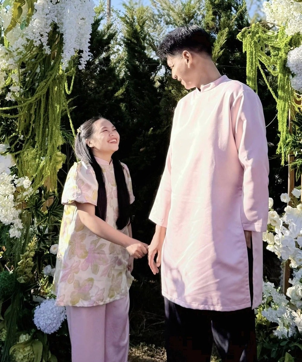 Trong 2 năm hẹn hò, cặp đôi gặp nhiều tình huống bi hài. Mỗi khi đi cạnh nhau, chiều cao chênh lệch lại khiến họ trở thành tâm điểm chú ý.