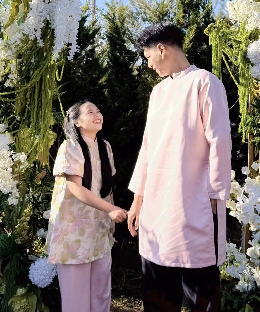 Trong 2 năm hẹn hò, cặp đôi gặp nhiều tình huống bi hài. Mỗi khi đi cạnh nhau, chiều cao chênh lệch lại khiến họ trở thành tâm điểm chú ý.