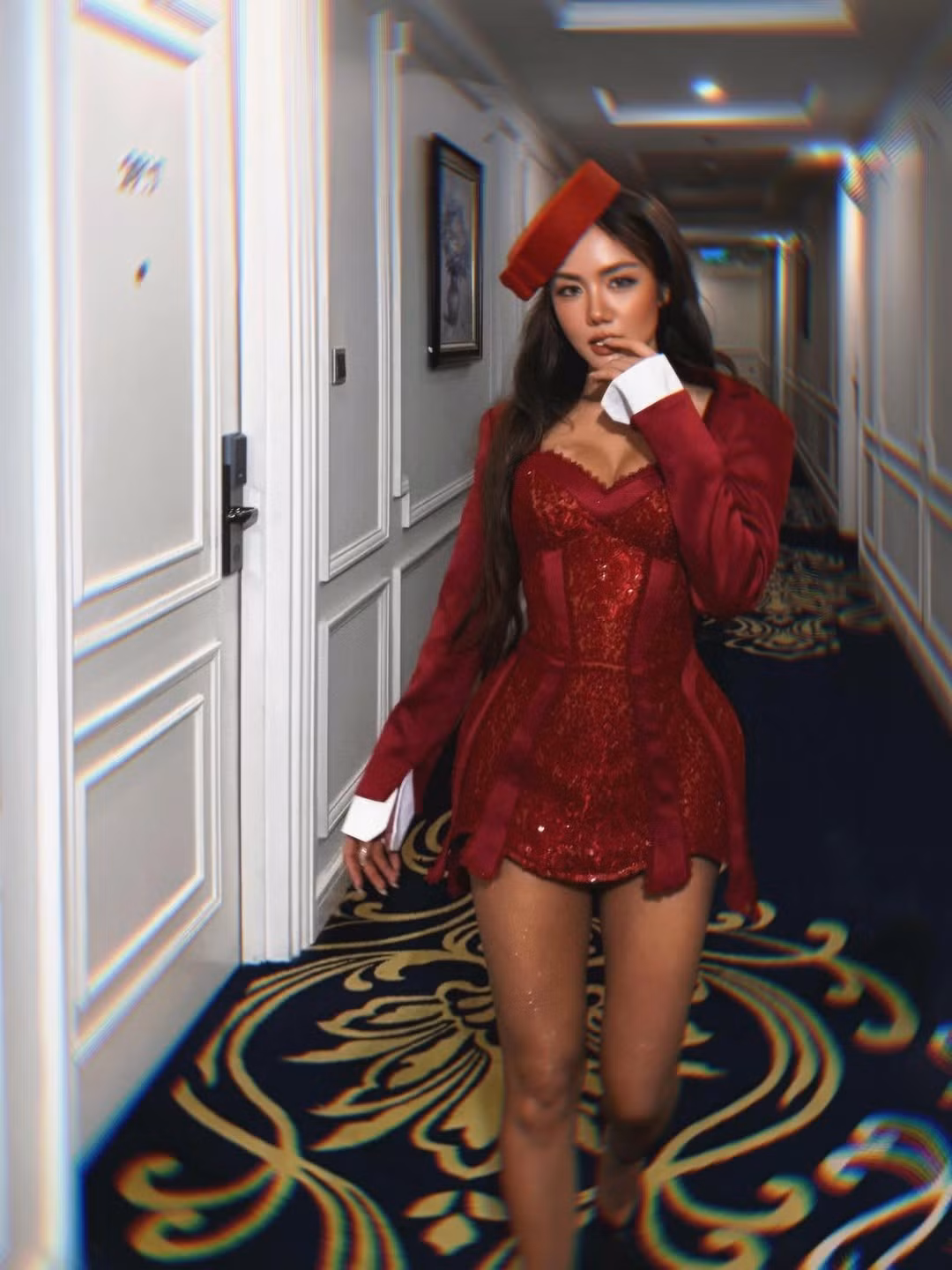 Các bộ trang phục biểu diễn của cô giờ đây thường ưu tiên các thiết kế corset tôn dáng, chân váy siêu ngắn phối cùng bốt cao cổ, giúp khoe trọn vẹn vóc dáng "vòng nào ra vòng nấy" và đôi chân cực phẩm. (Ảnh: IGNV)