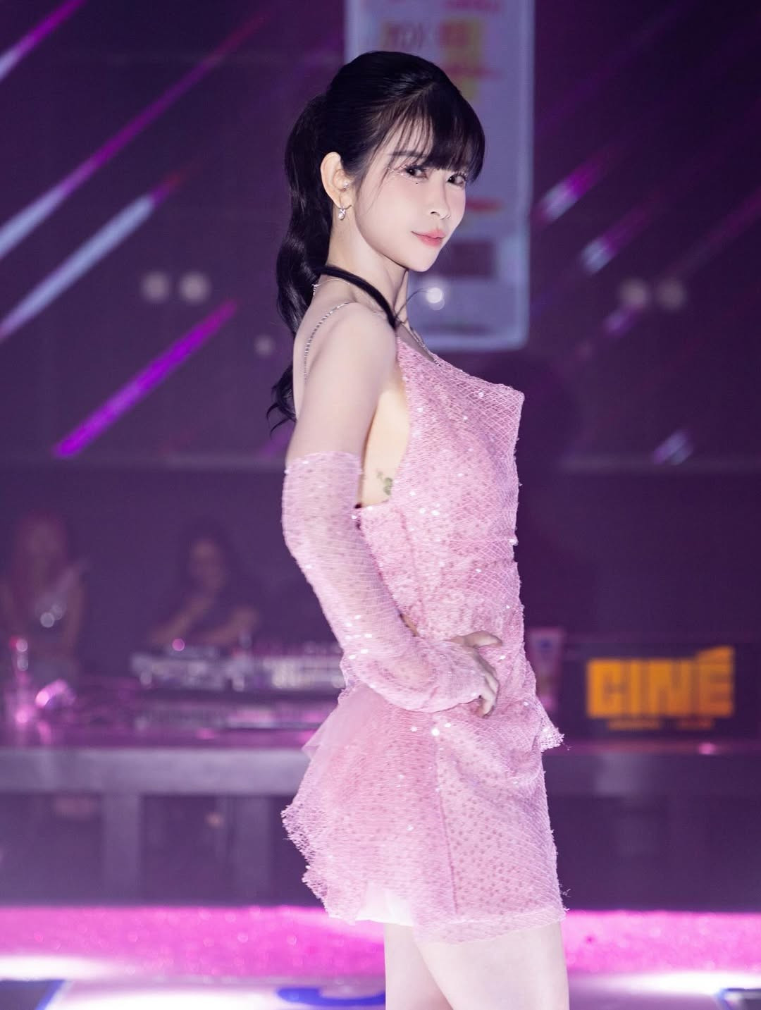 Châu Tuyết Vân, nữ vận động viên Taekwondo nổi tiếng với bảng thành tích đáng nể và nhan sắc nổi bật, được mệnh danh là "Hot girl Taekwondo" hay "Hoa khôi làng võ" của Việt Nam. Cô nàng thường được biết đến với hình ảnh mạnh mẽ, đầy cá tính. (Ảnh: IGNV)