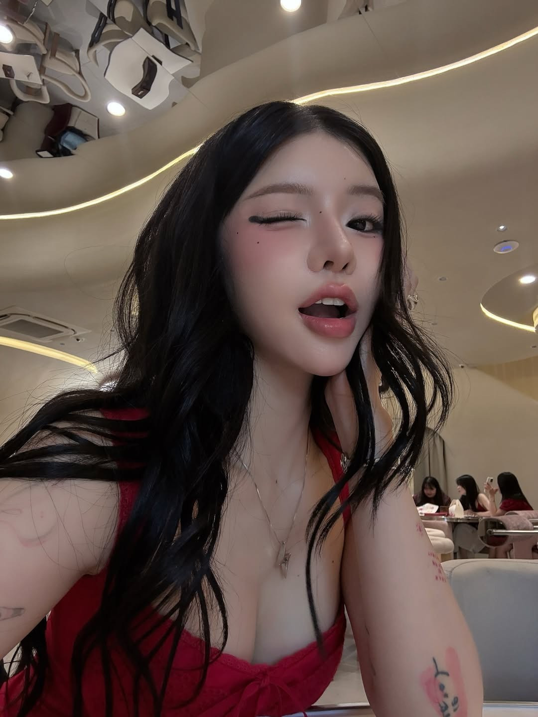 Trong bộ ảnh lần này, CiiN lựa chọn một chiếc váy hai dây màu đỏ rực - gam màu kinh điển của mùa Noel. (Ảnh: IGNV)