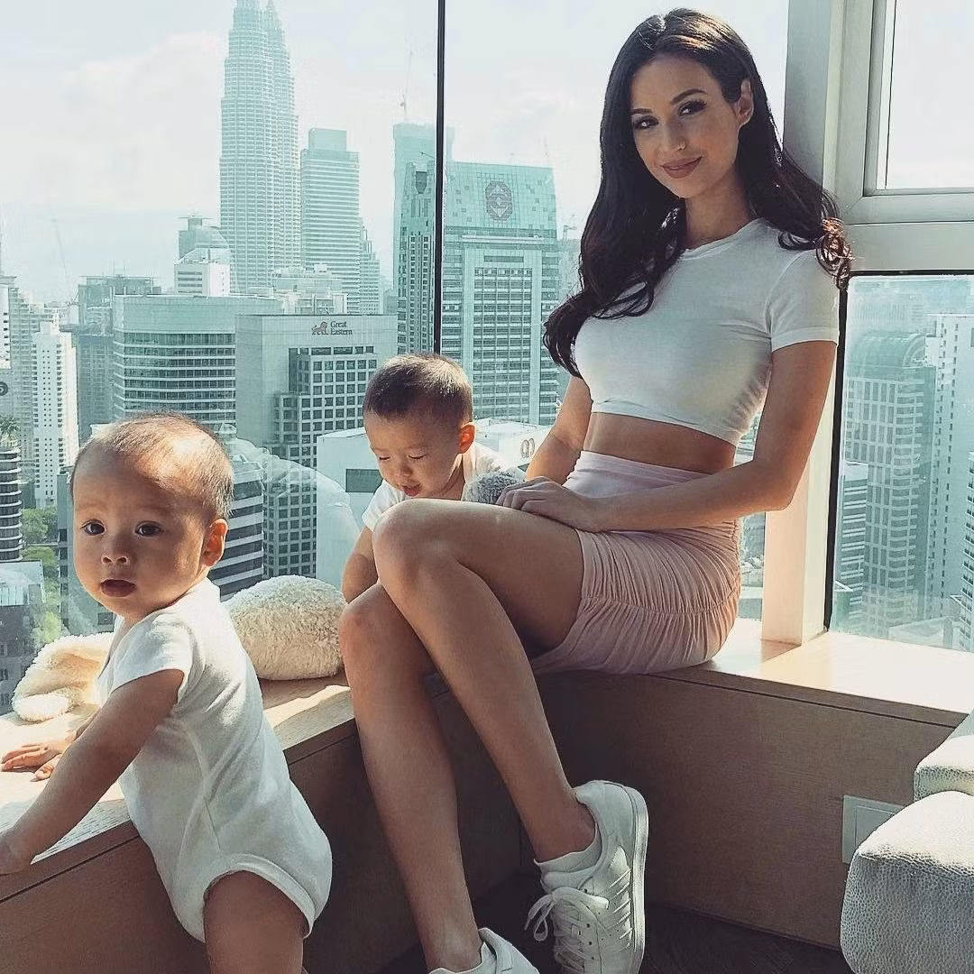 Không giống như những người phụ nữ sau khi sinh con đầu tóc rối bù, thân hình nặng nề xấu xí, Sonya đã xây dựng một hình ảnh mẹ bỉm sữa hoàn toàn khác: Dù bất kỳ nơi đâu, ngay cả khi chăm con cũng phải sexy và quyến rũ!