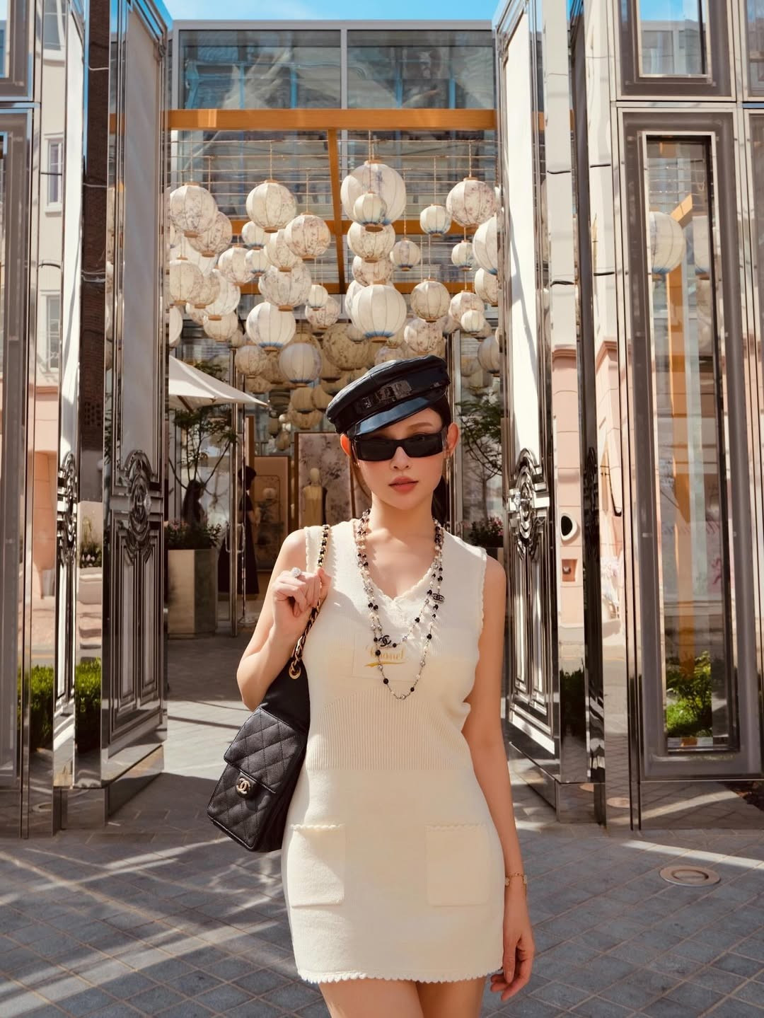 Mới đây, "chị đẹp" Huyền Baby vừa khiến cộng đồng mạng một phen xôn xao khi đăng tải loạt ảnh mới với dòng trạng thái đầy hóm hỉnh: “Có những bức ảnh được chụp nửa năm trước… nhưng giờ mới được lên sóng”. Dù là những khoảnh khắc "tồn kho", nhưng nhan sắc không tuổi cùng thần thái chuẩn phu nhân hào môn của cô nàng vẫn nhanh chóng thu hút hàng nghìn lượt tương tác. (Ảnh: IGNV)