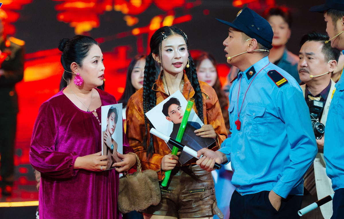 Chương trình Quảng trường mùa xuân thế sóng Táo Quân nhưng chưa thuyết phục được khán giả do chất lượng chưa xứng với tầm vóc sóng giờ vàng giao thừa.