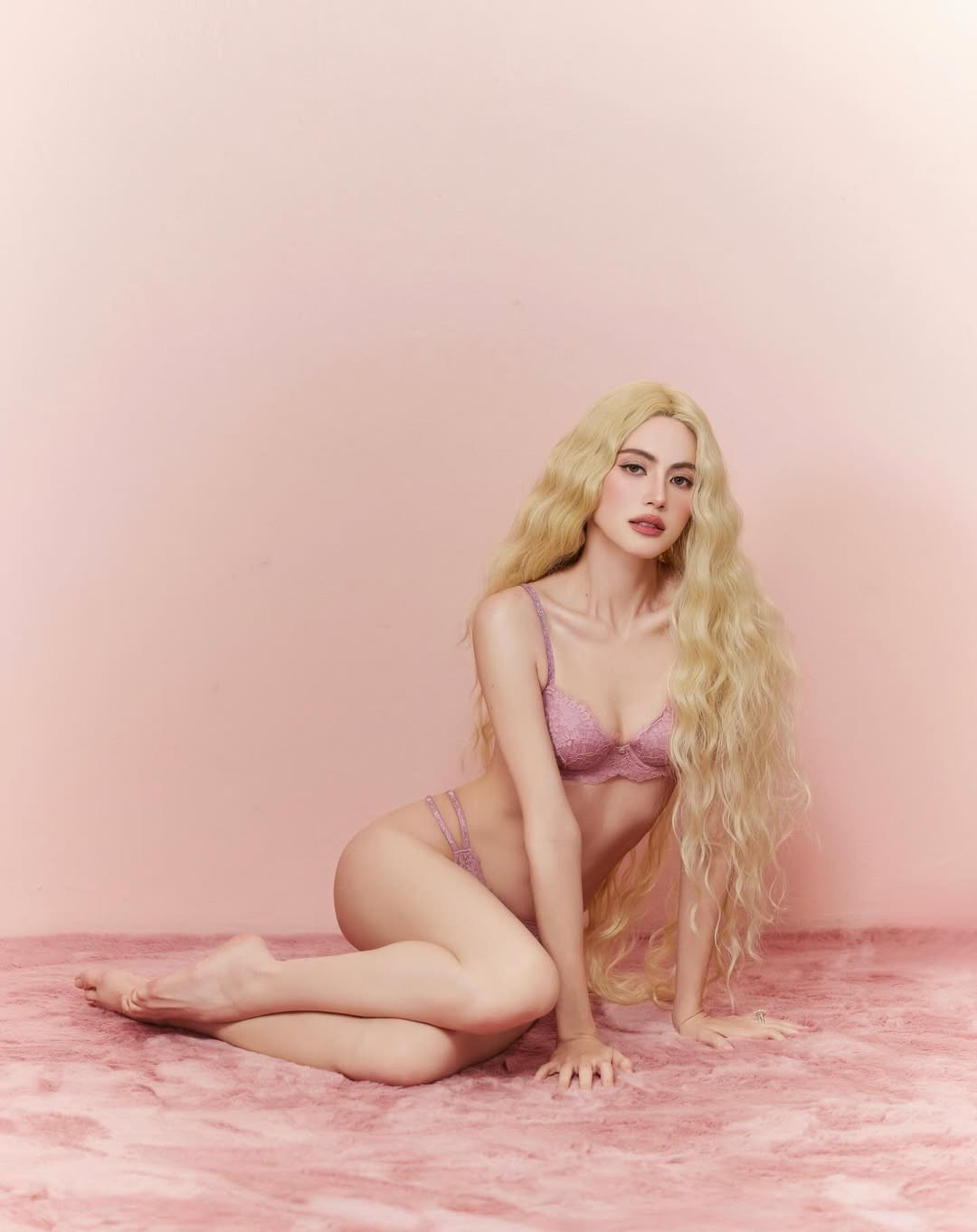 Davika Hoorne sinh năm 1992, bắt đầu sự nghiệp người mẫu từ năm 14 tuổi. Tên tuổi của cô thực sự bùng nổ vào năm 2013 với vai diễn ma nữ Nak trong bộ phim Tình người duyên ma. (Ảnh: IGNV)