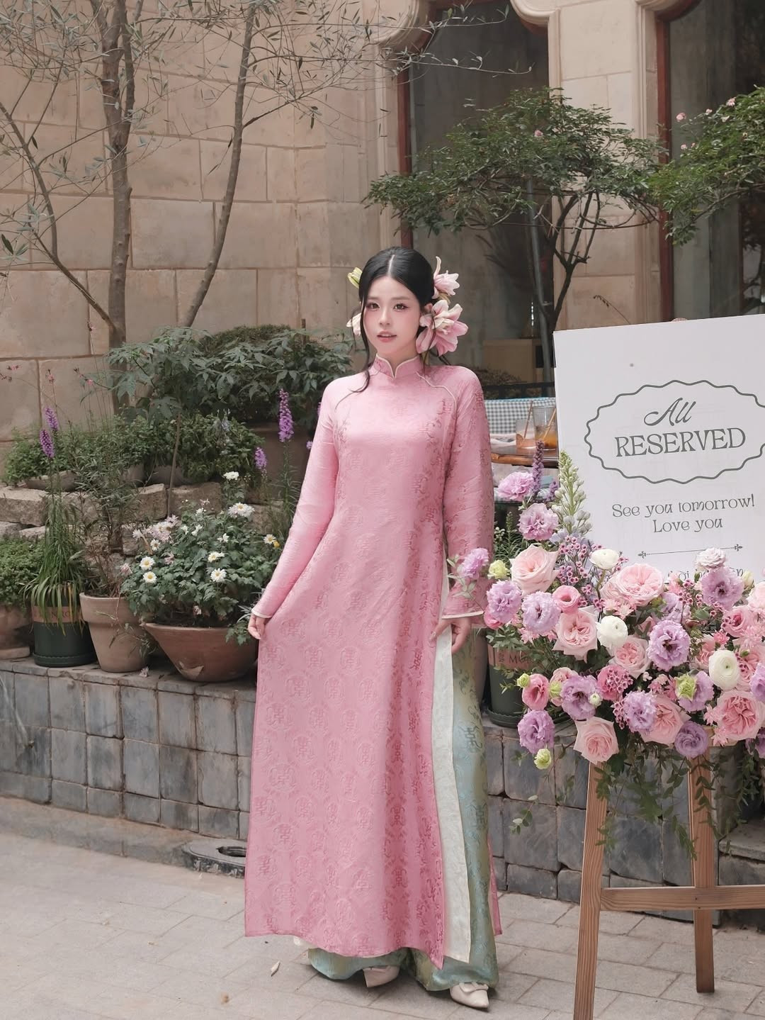 Dẫn đầu xu hướng năm nay là những mẫu áo dài phom suông nhẹ, lấy cảm hứng từ dáng áo ngũ thân xưa nhưng được tinh chỉnh để hiện đại hơn. (Ảnh: IG @quynhriviu_)