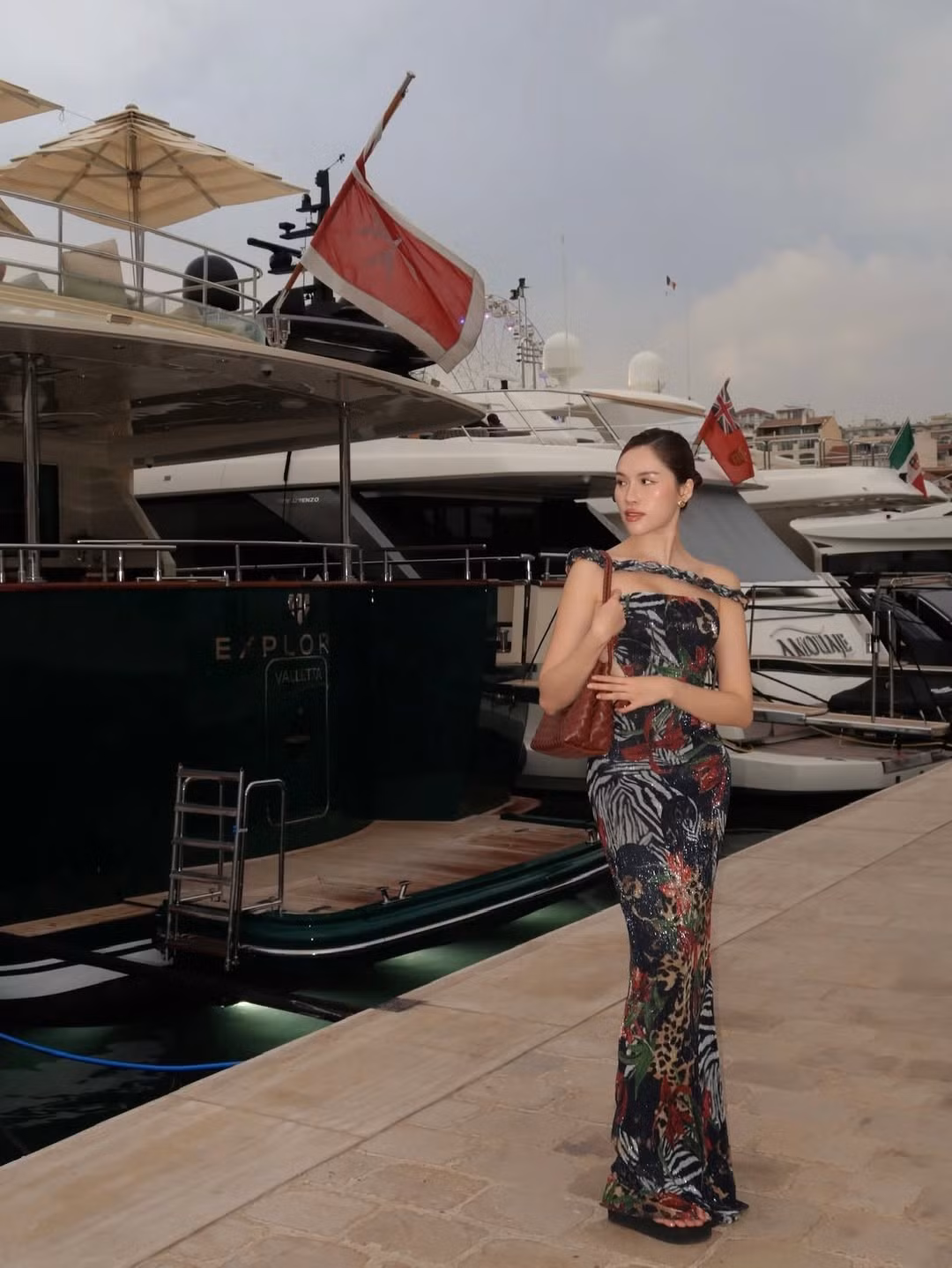 Trong bộ đầm bodycon dài với họa tiết hoa lá nổi bật, Thanh Thanh Huyền khoe trọn vóc dáng quyến rũ cùng phong thái tự tin, sang trọng. (Ảnh: FBNV)