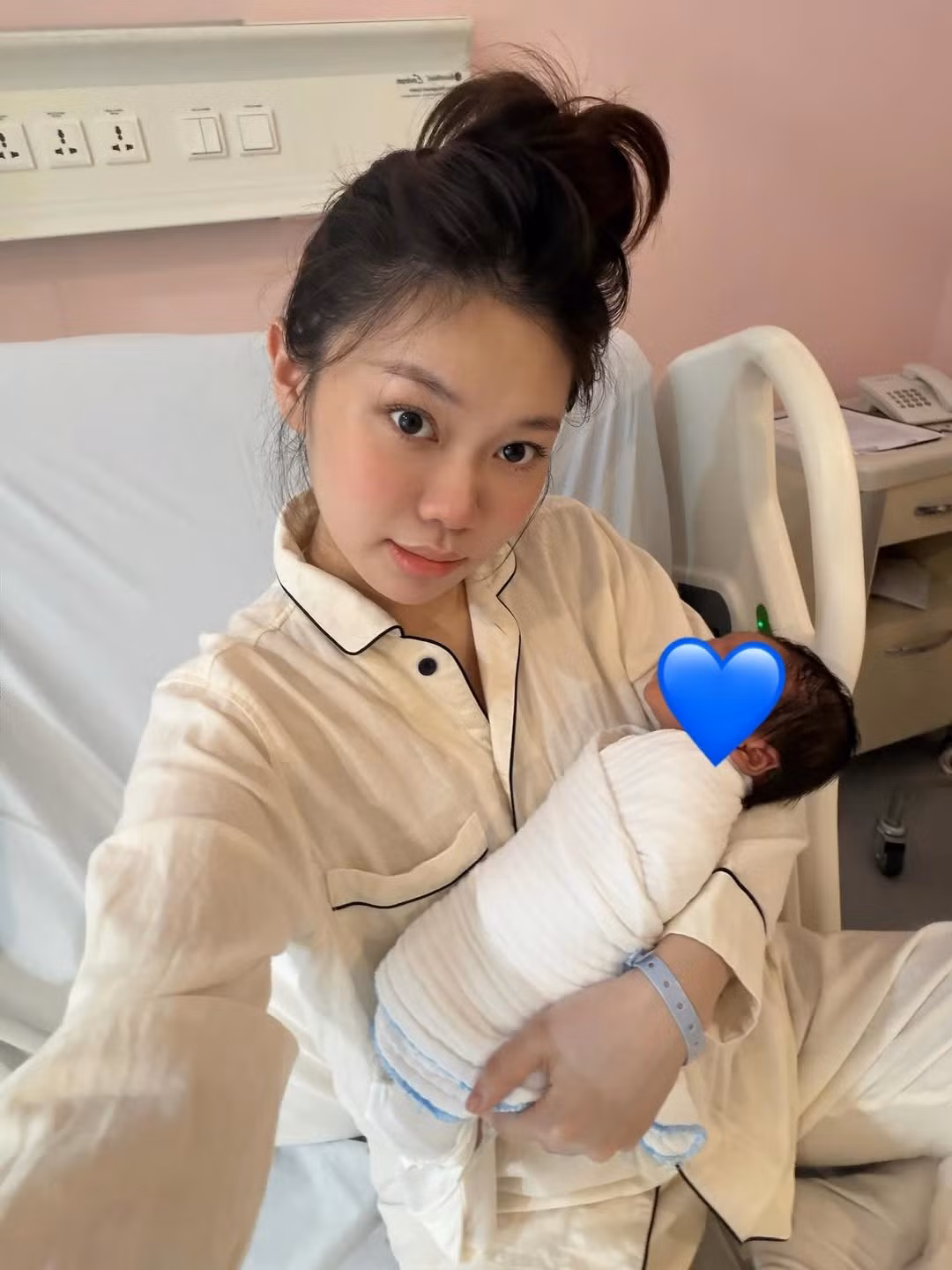 Hot girl Ly Phạm (sinh năm 2001), người nổi tiếng trên mạng xã hội với phong cách thời trang cực chất, khả năng phối đồ "slay" và sở hữu hơn 1,2 triệu người theo dõi trên TikTok, vừa chính thức báo tin vui khi đã vượt cạn thành công. (Ảnh: IGNV)