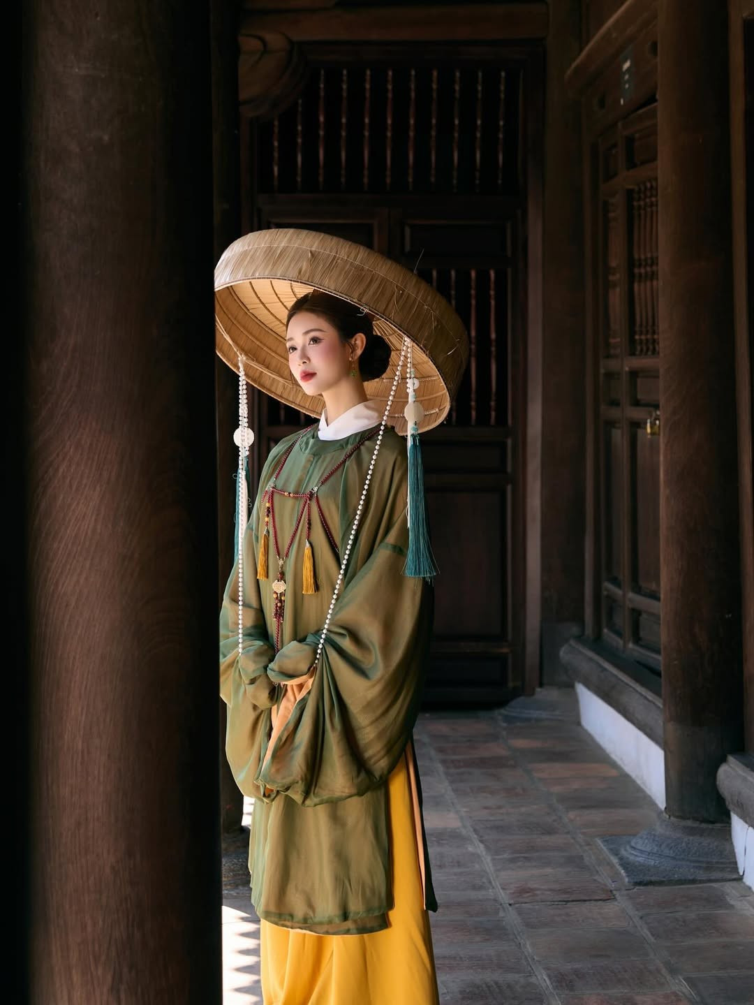 Trong những năm gần đây, xu hướng tìm về các giá trị văn hóa truyền thống, đặc biệt là Việt phục, đang trở nên mạnh mẽ hơn bao giờ hết. Mới đây, bộ ảnh của hot girl Mai Hà Hoàng Yến trong bộ áo dài cổ phục đã nhanh chóng "gây bão" mạng xã hội bởi vẻ đẹp thanh tao, đài các nhưng cũng đầy chiều sâu. (Ảnh: IGNV)