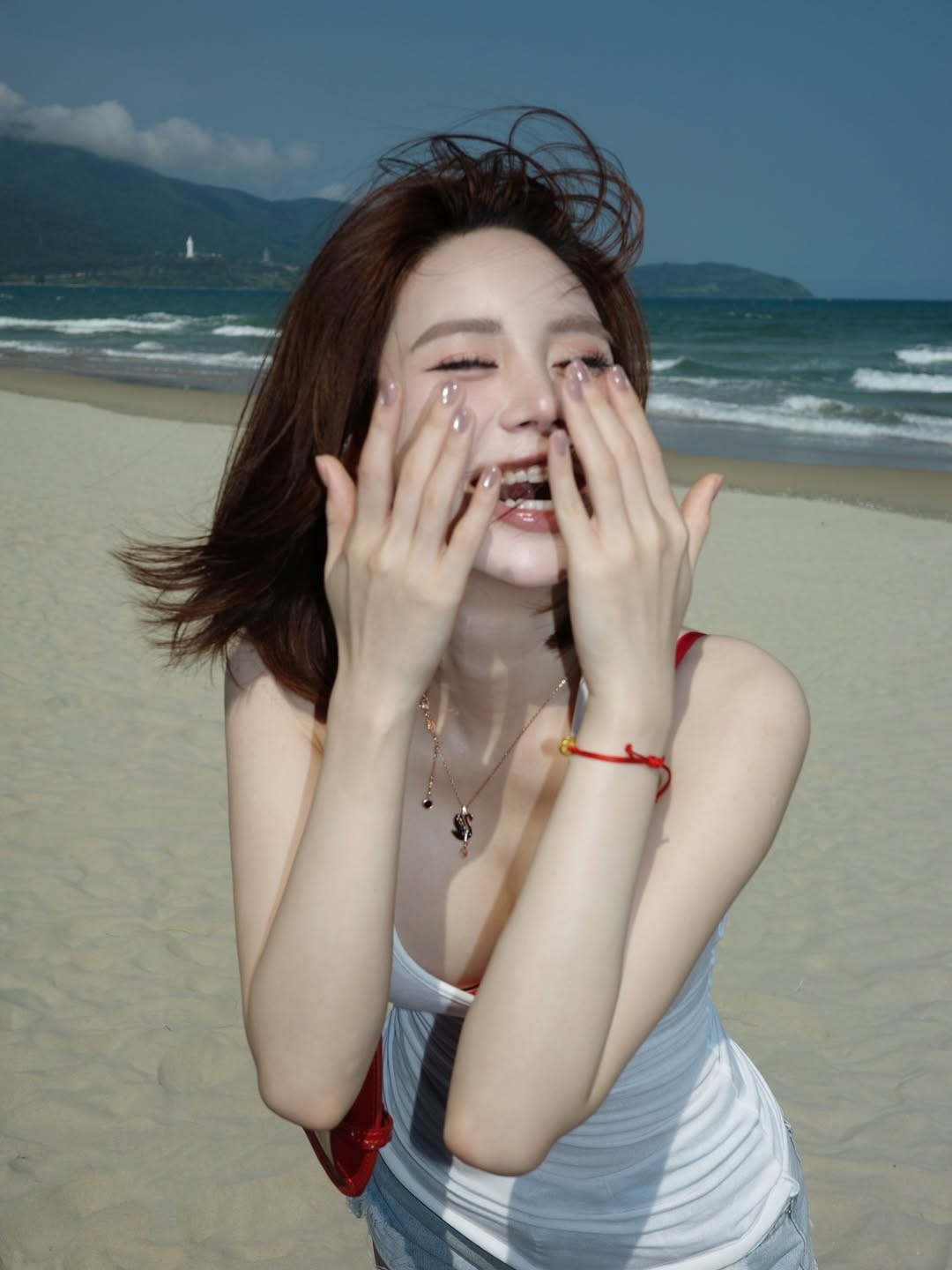 Thúy Quỳnh sở hữu gương mặt sắc sảo với đôi mắt to tròn, sống mũi cao và khuôn miệng xinh xắn. Nhiều người ưu ái gọi cô là "búp bê sống" bởi thần thái cuốn hút, vừa có nét ngây thơ, vừa toát lên sự quyến rũ hiện đại. (Ảnh: IGNV)