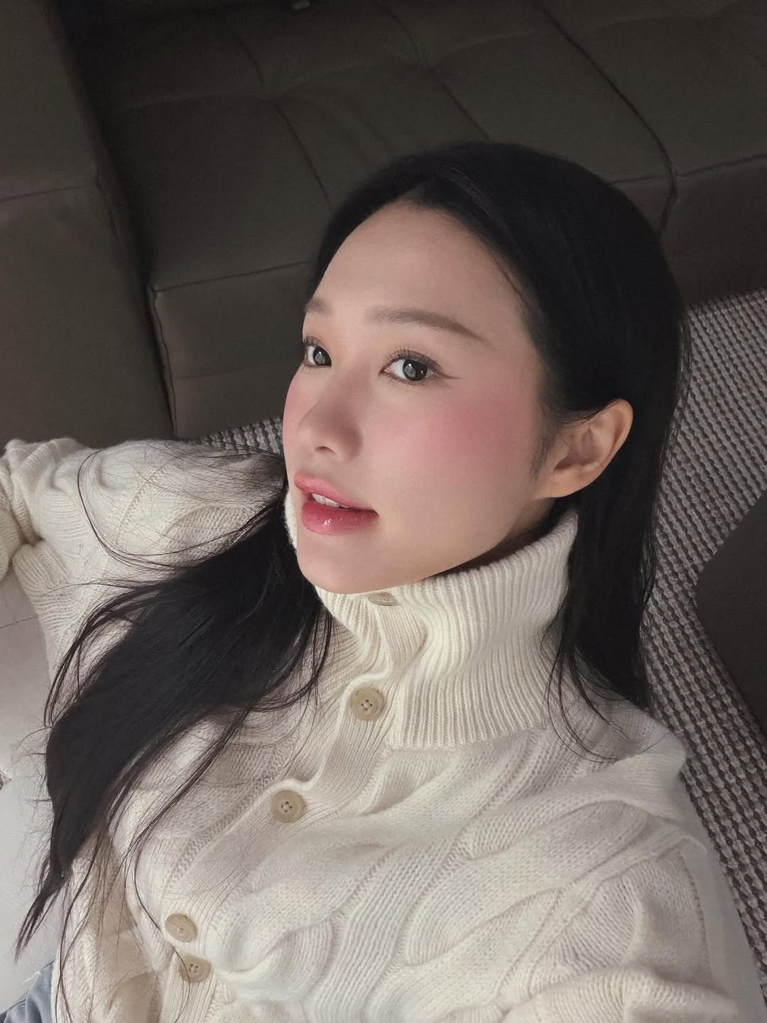 Mái tóc đen dài suôn mượt tự nhiên được thả nhẹ nhàng, cùng với lối trang điểm nhẹ nhàng, đặc biệt là đôi má hồng đào tạo hiệu ứng "say rượu" đang thịnh hành, giúp gương mặt cô càng thêm rạng rỡ, cuốn hút và tươi tắn giữa tiết trời se lạnh. (Ảnh: IGNV)