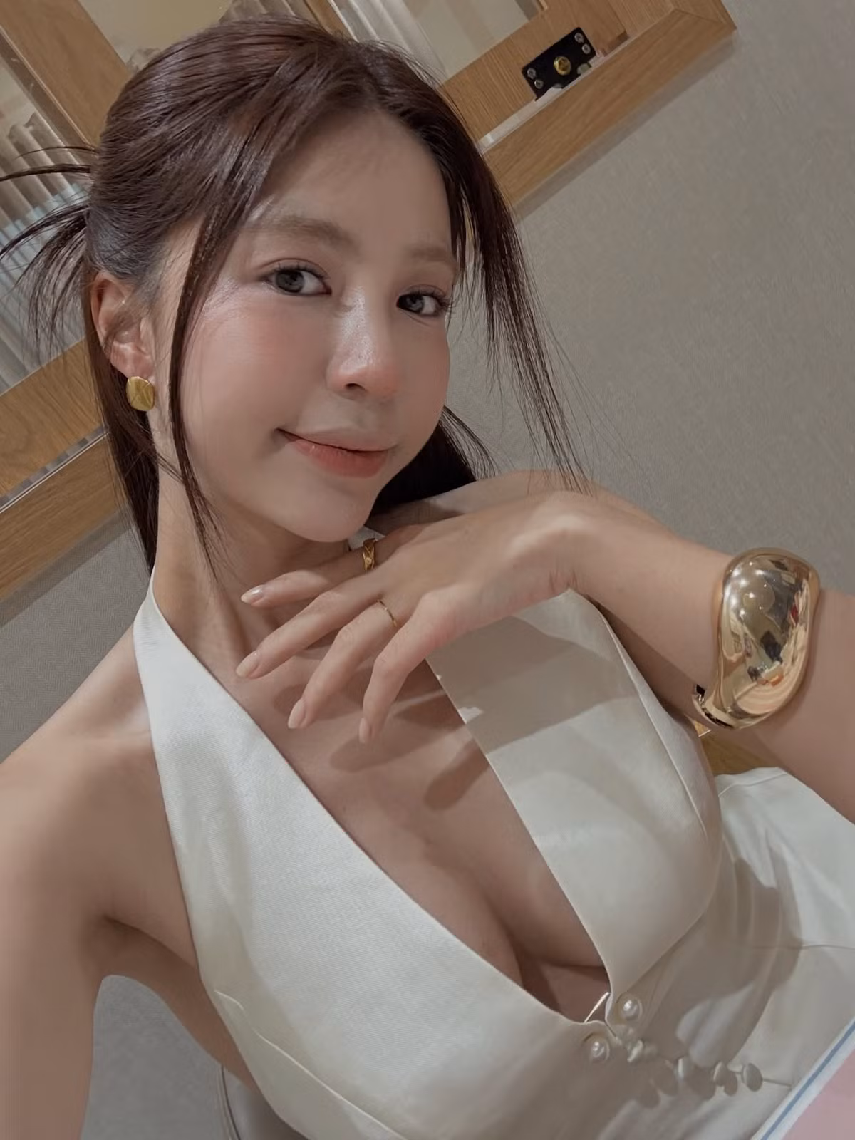 Cô nàng yêu thích những trang phục đơn giản, thoải mái như áo phông, quần suông nhưng cũng không ngại thử sức với những kiểu áo cúp ngực hay váy babydoll. (Ảnh: FBNV)