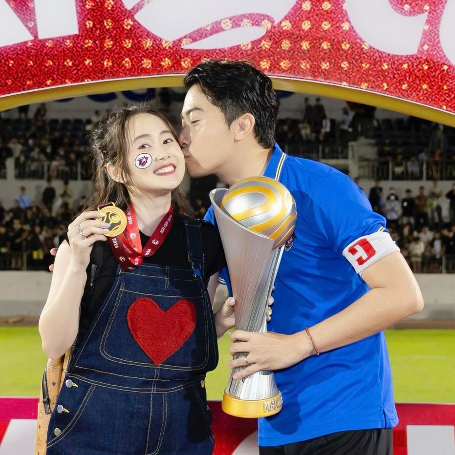 Cặp đôi đã chính thức về chung nhà được 6 năm. Quỳnh Anh là người đồng hành cùng Cris Phan trong sự nghiệp lẫn cuộc sống.