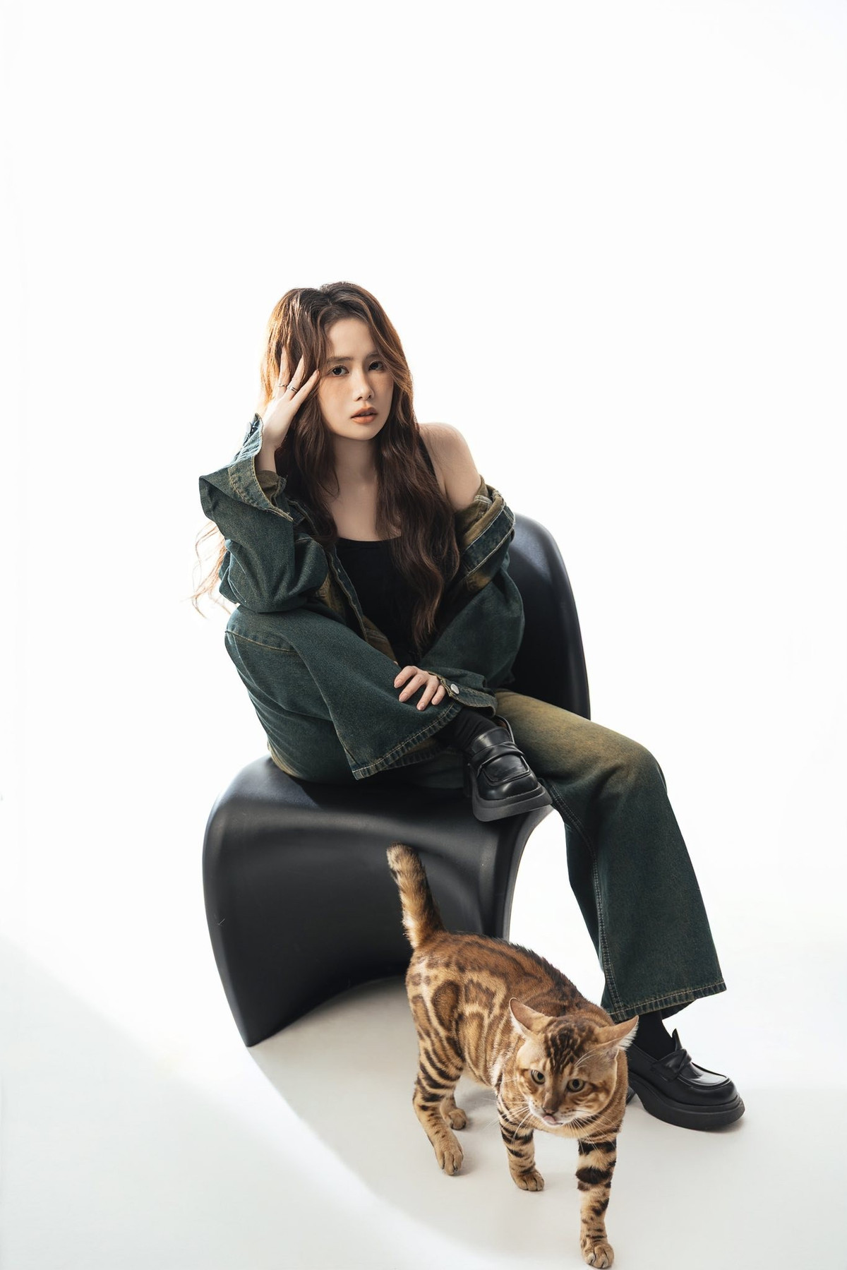 Cô nàng kết hợp với một số phụ kiện kim loại nhỏ như nhẫn, giúp tổng thể thêm phần cuốn hút.