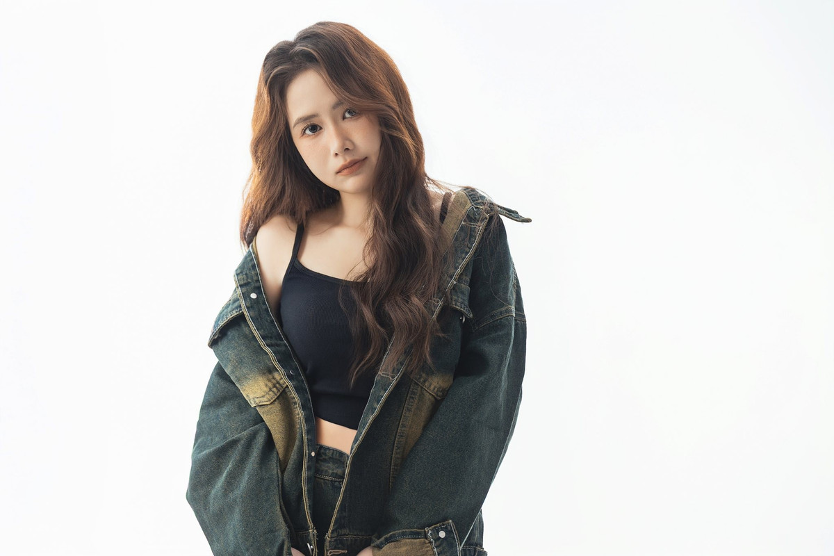 Với áo khoác jeans oversize khoác hờ trên vai, kết hợp cùng croptop đen đơn giản nhưng đầy gợi cảm, Mai Quỳnh Anh khoe trọn đường cong quyến rũ và thần thái sắc lạnh đầy cuốn hút.