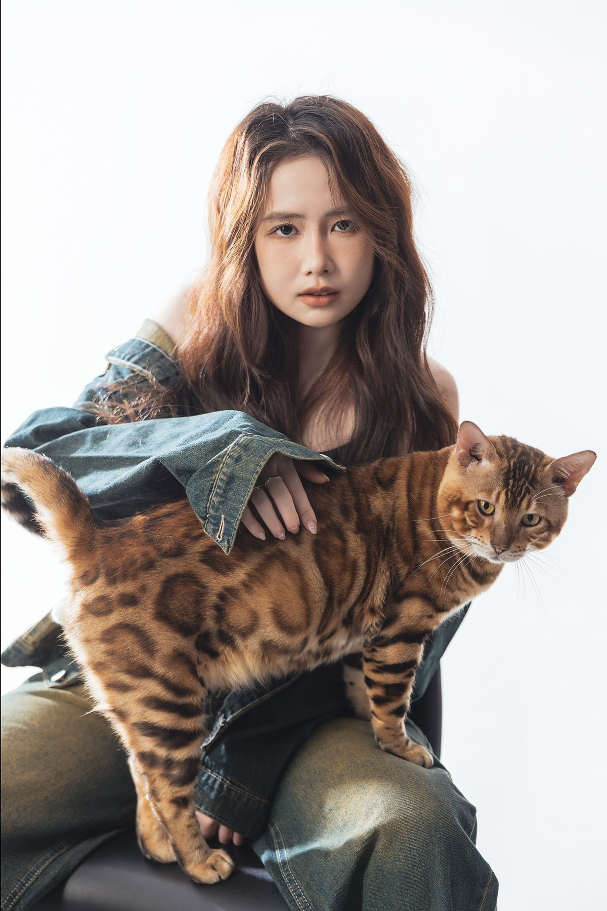 Đây có thể xem là bước chuyển mình mạnh mẽ về mặt phong cách thời trang của Mai Quỳnh Anh – không còn đóng khung trong những khuôn mẫu an toàn mà bắt đầu thử nghiệm những hình ảnh mới, sắc sảo và ấn tượng hơn. Dù là trong sáng hay cá tính, cô nàng vẫn luôn giữ được nét riêng biệt khiến người xem khó rời mắt.