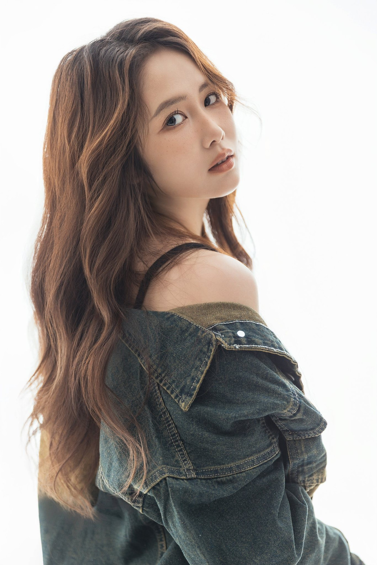 Mai Quỳnh Anh được biết đến với vẻ ngoài trẻ trung, xinh đẹp, phong cách thường gắn với cô nàng là dễ thương, ngọt ngào pha chút tinh nghịch. Thế nhưng mới đây thay vì sự lém lỉnh thường thấy đó, người hâm mộ được nhìn thấy một Mai Quỳnh Anh rất khác với phong cách denim bụi bặm cực chất.