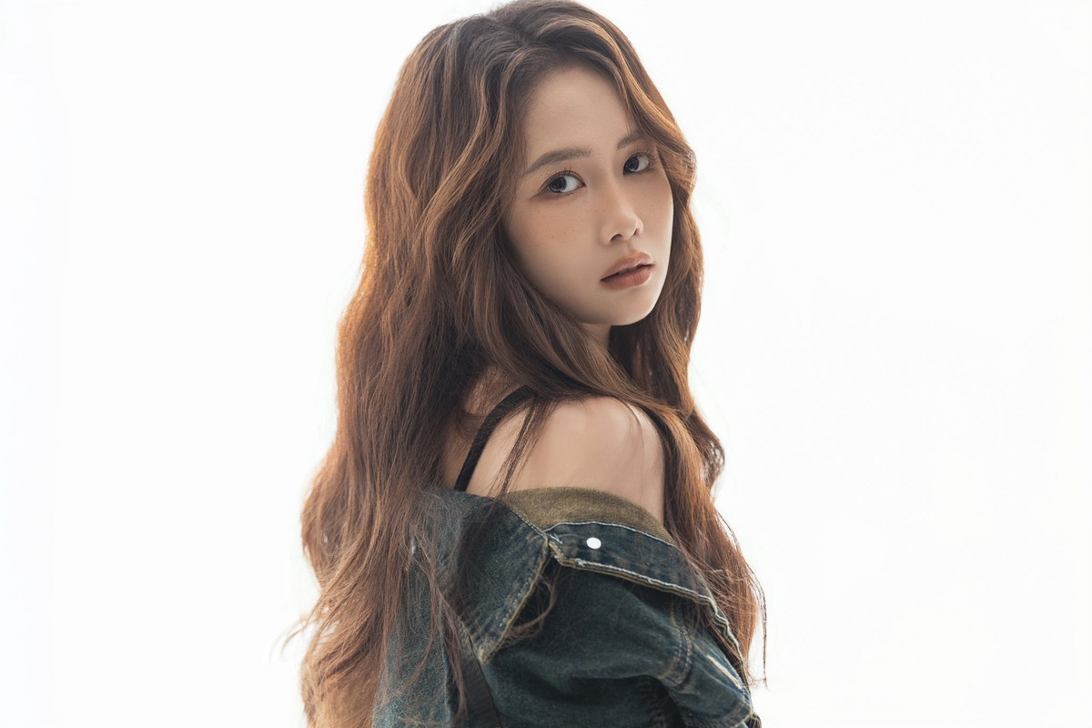 Lối trang điểm tone nâu cam trầm giúp Mai Quỳnh Anh có được vẻ ngoài sắc lạnh vừa đủ, lại vẫn giữ được nét trẻ trung vốn có.