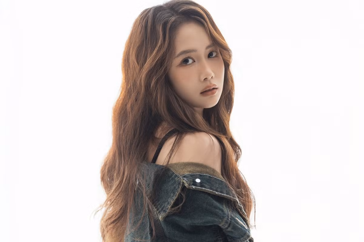 Lối trang điểm tone nâu cam trầm giúp Mai Quỳnh Anh có được vẻ ngoài sắc lạnh vừa đủ, lại vẫn giữ được nét trẻ trung vốn có.