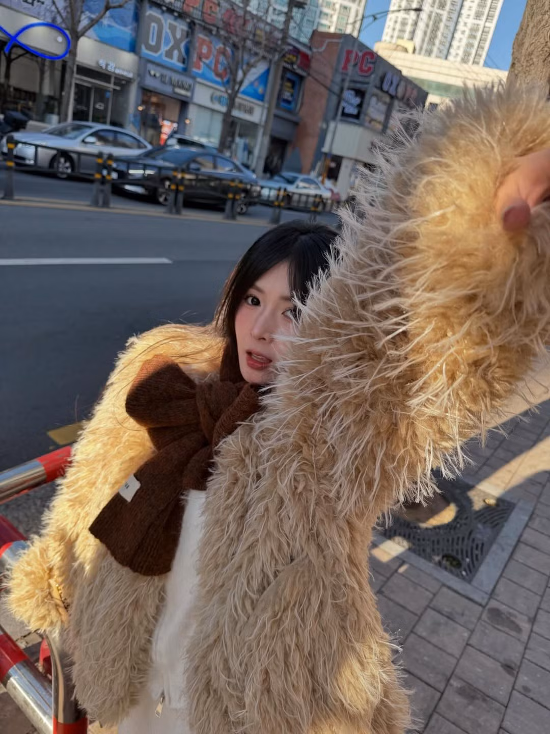 Trong bộ ảnh mới, Quỳnh Alee lựa chọn phong cách thời trang mùa đông vừa ấm áp vừa sành điệu. Cô diện chiếc áo khoác lông xù tone màu beige thời thượng, kết hợp cùng khăn len nâu thắt nơ điệu đà làm điểm nhấn.(Ảnh: IGNV)