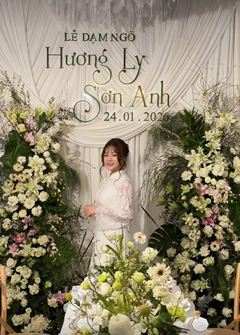 Dựa trên những hình ảnh được chia sẻ, lễ dạm ngõ của Lyly Suri được tổ chức vào ngày 24/1. Trong ngày trọng đại này, nữ streamer xuất hiện cực kỳ dịu dàng và tinh khôi trong bộ Áo dài trắng ren truyền thống, kết hợp cùng khăn voan cài đầu. (Ảnh: FBVN)