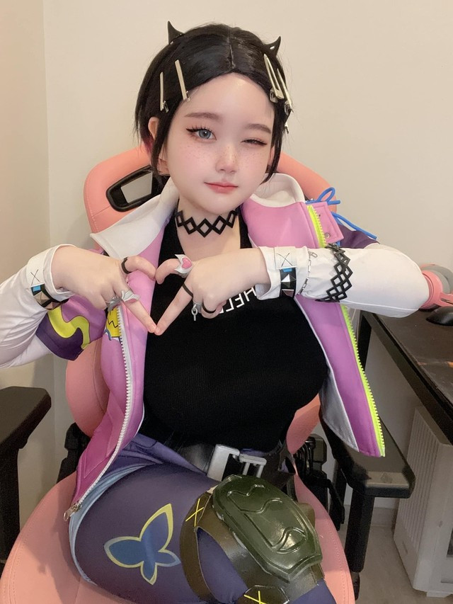 Sở hữu đôi mắt to tròn, làn da trắng sứ, và khuôn miệng nhỏ nhắn, nữ coser mang đến cảm giác trong sáng, đáng yêu ngay từ cái nhìn đầu tiên. (Ảnh: IGNV)