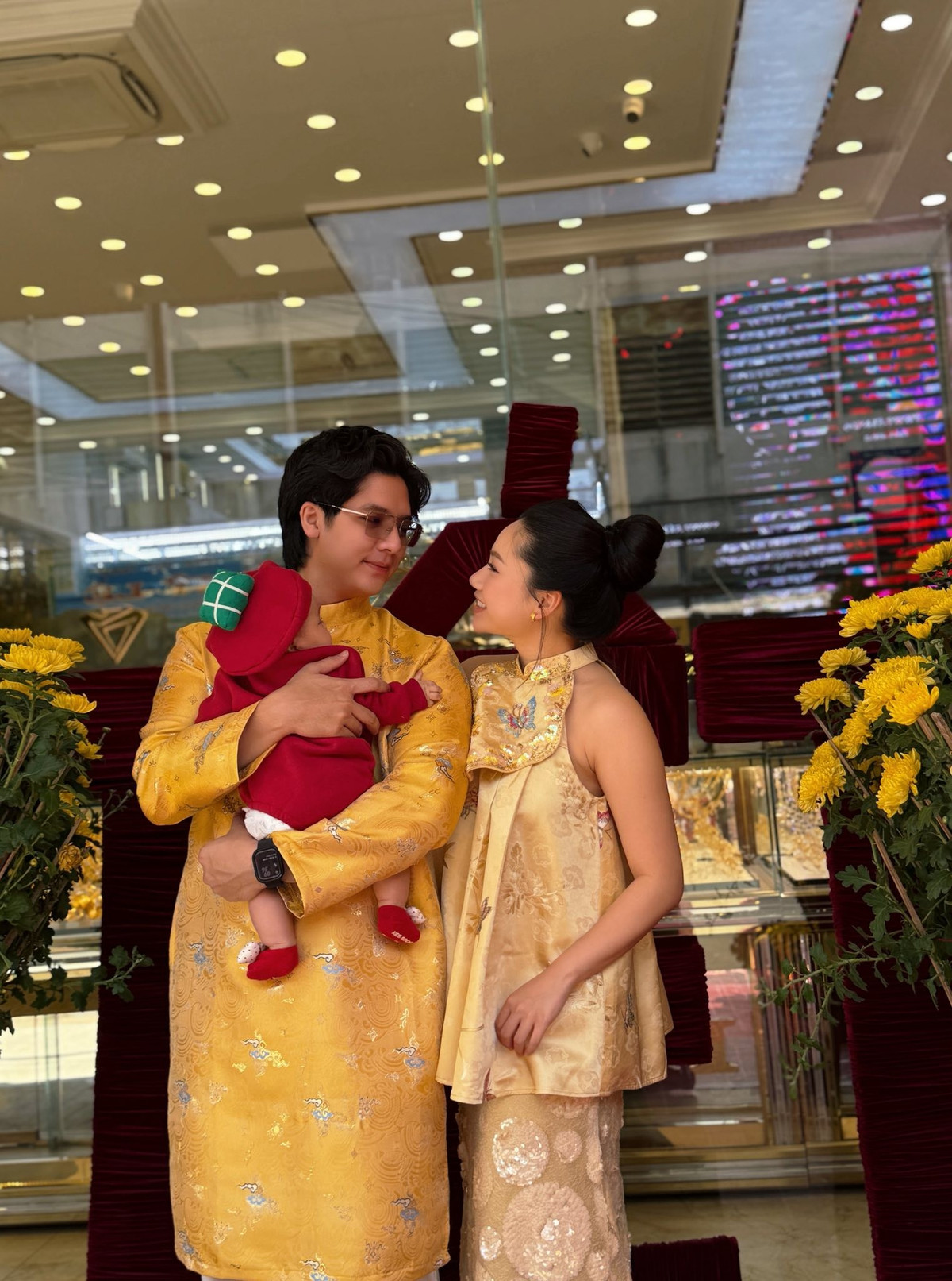 Sau hơn 1 năm kết hôn, Minh Thư hiện tại có cuộc sống hôn nhân viên mãn. Cuối năm 2025, cô đã hạ sinh con gái đầu lòng trong sự chăm sóc đặc biệt của gia đình hai bên.