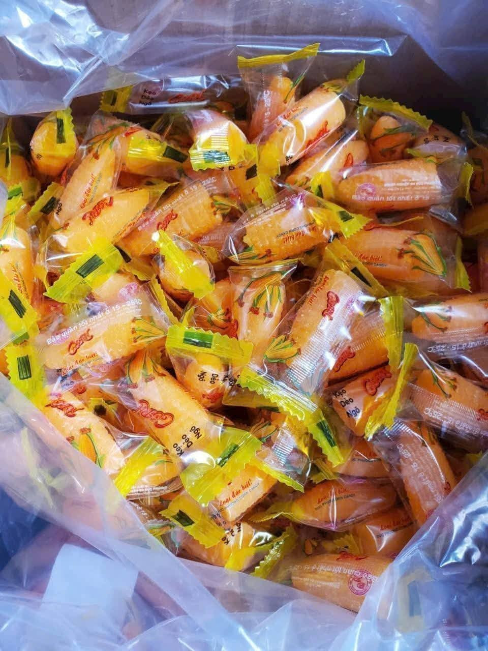 Nếu có một cuộc bình chọn món kẹo "kiên cường" nhất dịp Tết, kẹo ngô chắc chắn chiếm ngôi vương. Dù bao nhiêu loại bánh kẹo ngoại nhập sang chảnh xuất hiện, những gói kẹo hình bắp ngô vàng óng, thơm nức mùi hương liệu vẫn hiện diện ở khắp mọi nơi.