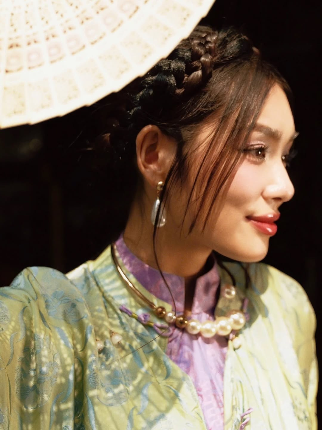 Lấy bối cảnh là một tiệm đồ cổ với những chiếc đồng hồ cũ, chén bát sành và những món đồ nhuốm màu thời gian, nàng Á hậu hiện lên như một quý cô Sài thành xưa. (Ảnh: IGNV)