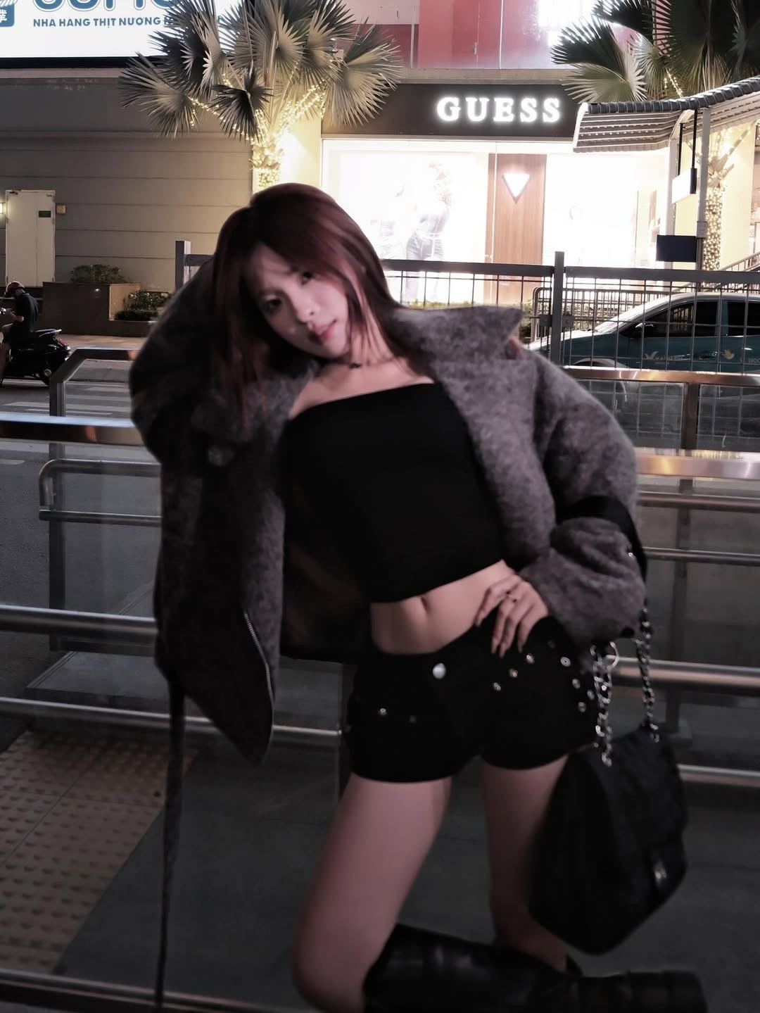 Việc liên tục xuất hiện trong các phiên livestream lớn và hợp tác với nhiều nhãn hàng cao cấp cho thấy sức hút của cô nàng chưa bao giờ giảm nhiệt. (Ảnh: IGNV)